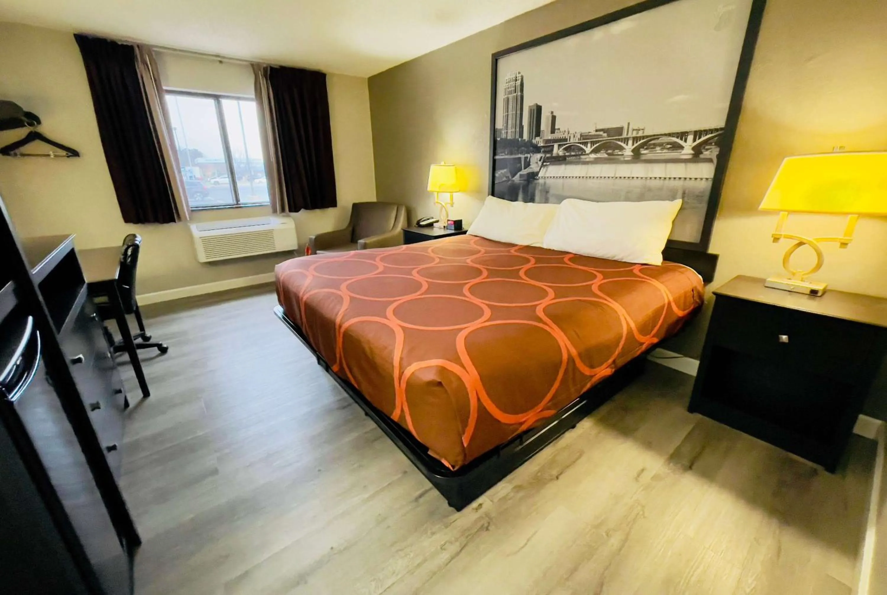 Photo of the whole room, Bed in Super 8 by Wyndham Shakopee