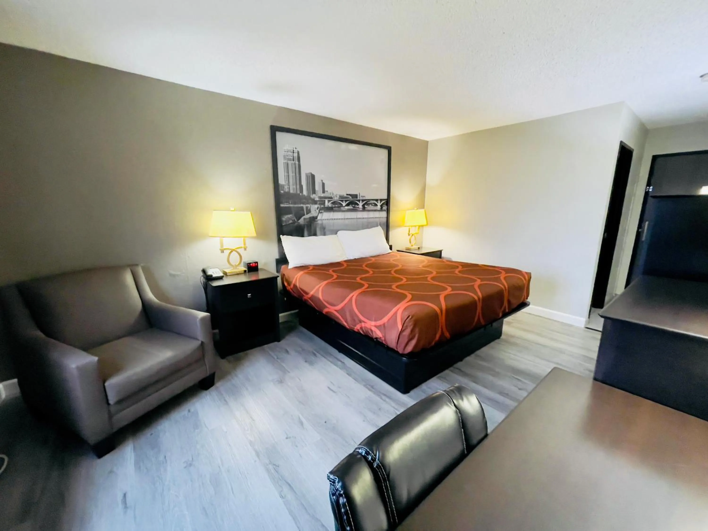 Bedroom, Bed in Super 8 by Wyndham Shakopee