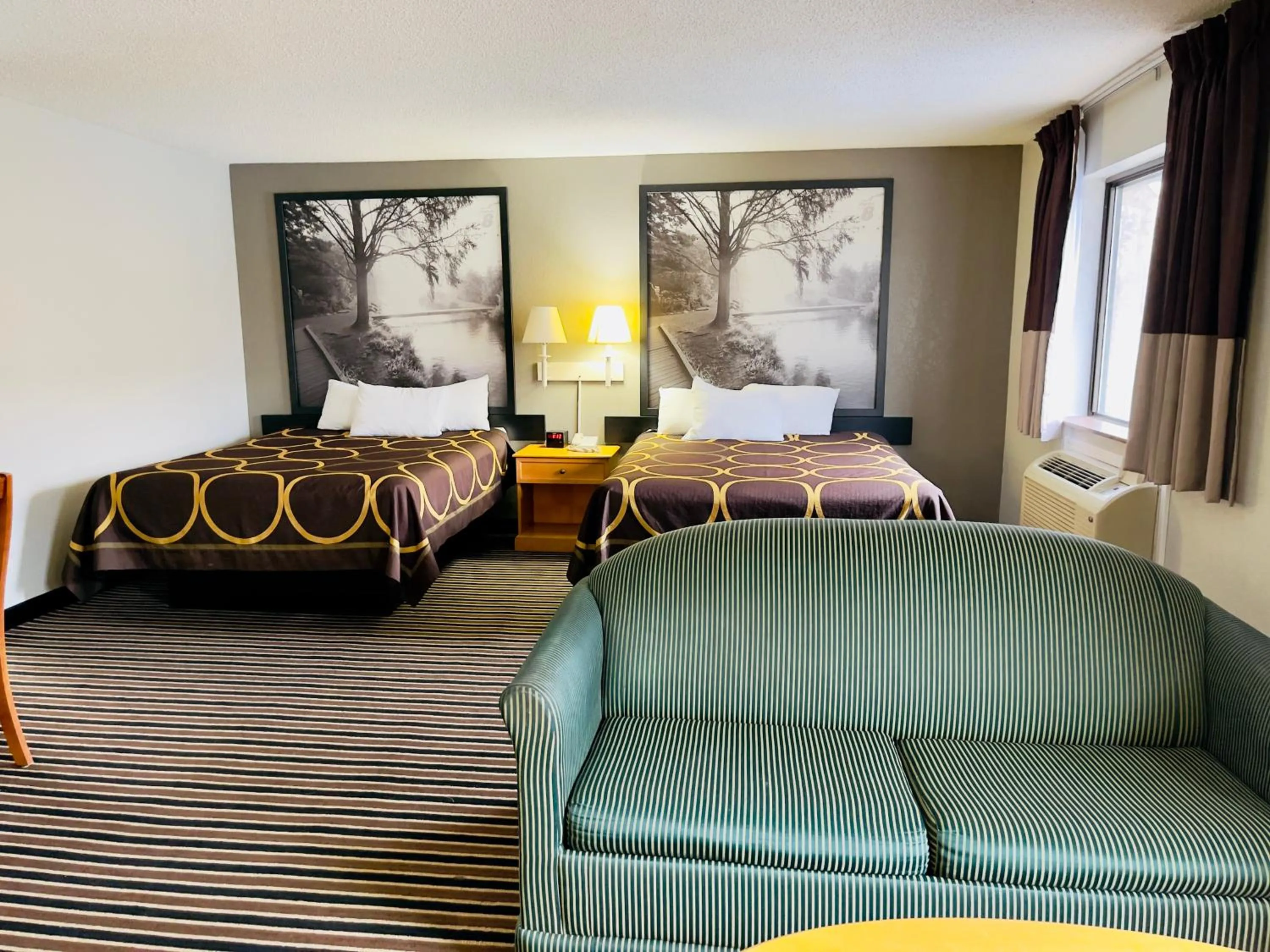 Bedroom, Bed in Super 8 by Wyndham Shakopee