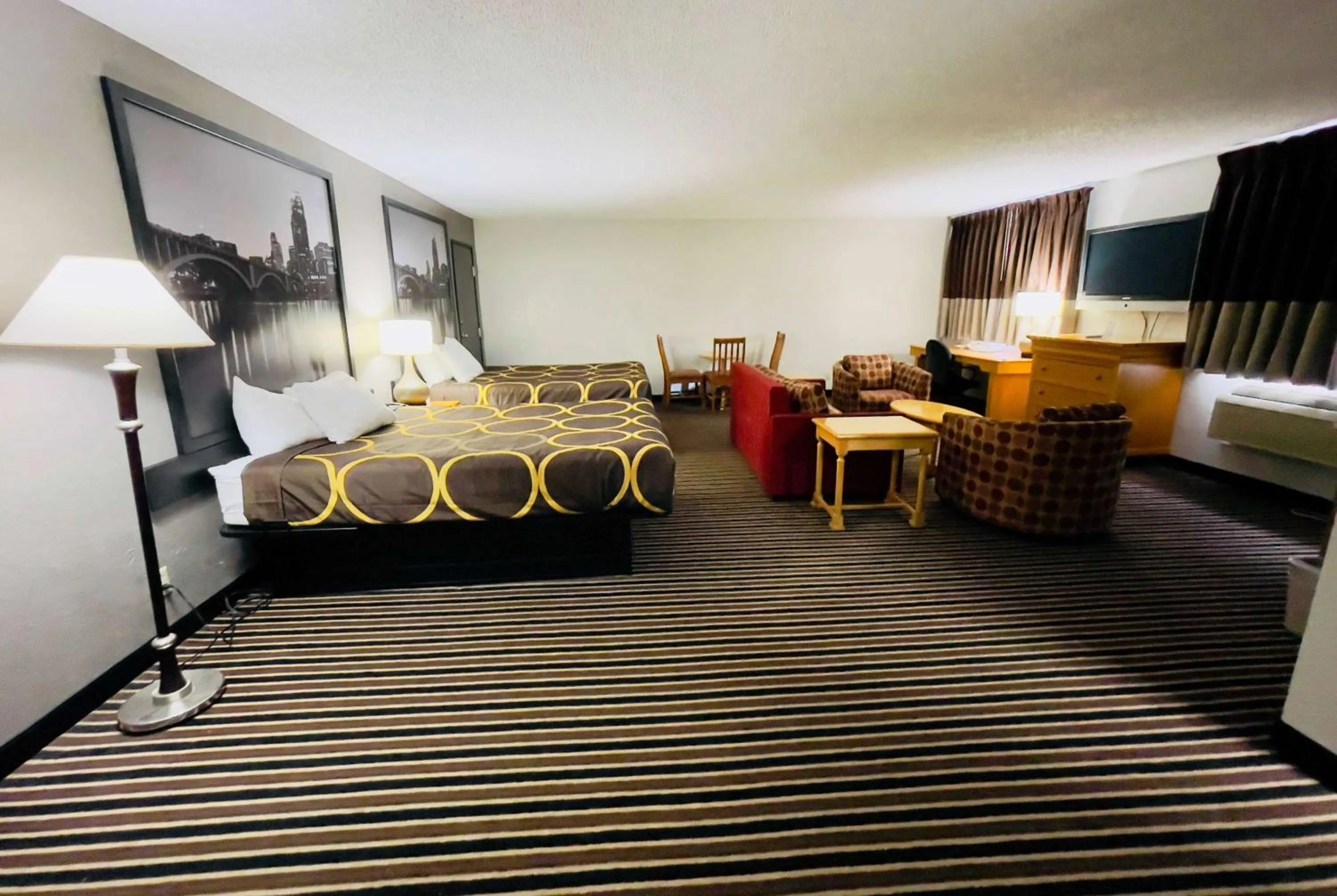 Photo of the whole room, Bed in Super 8 by Wyndham Shakopee