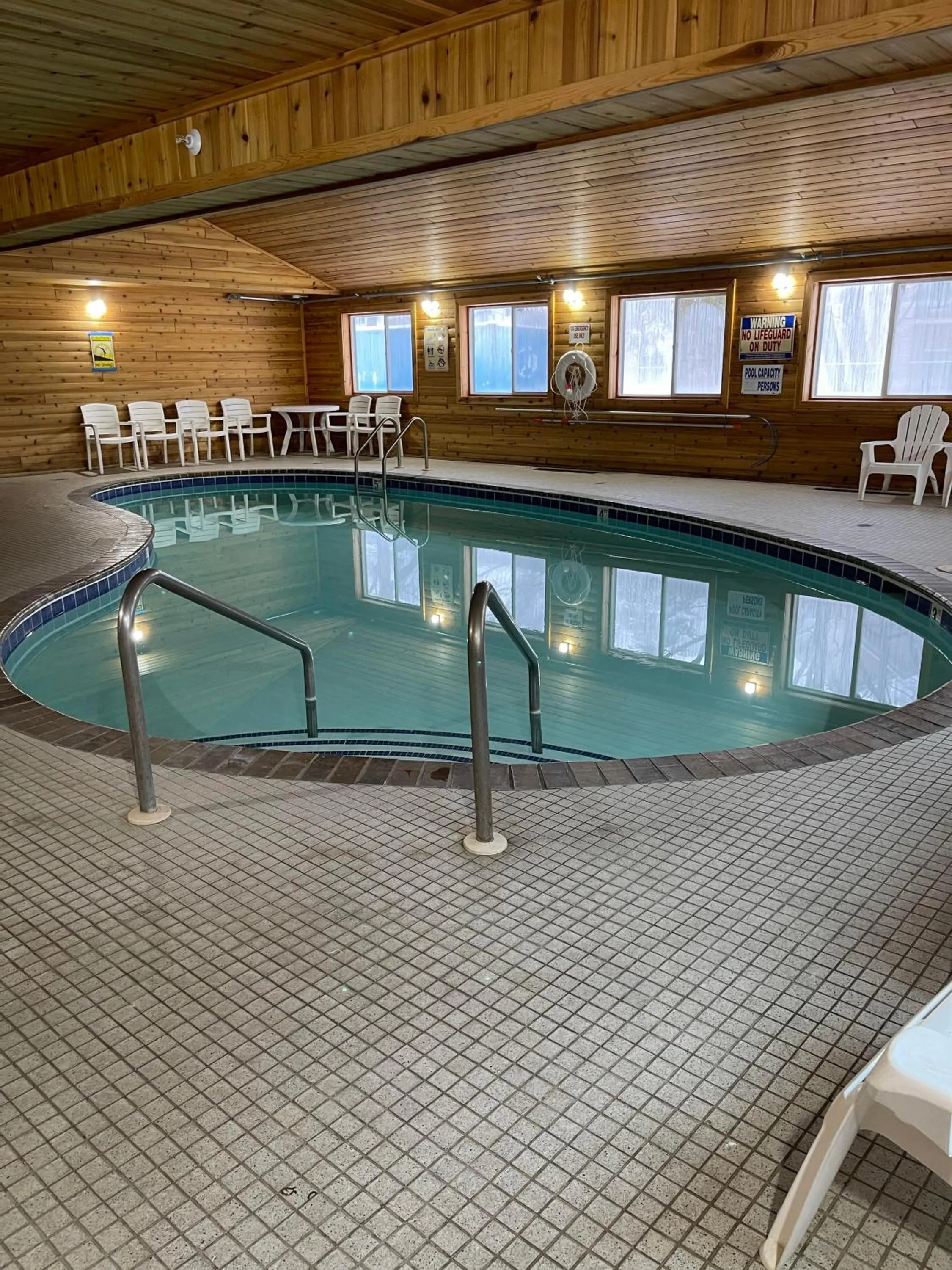 Swimming pool in Super 8 by Wyndham Shakopee