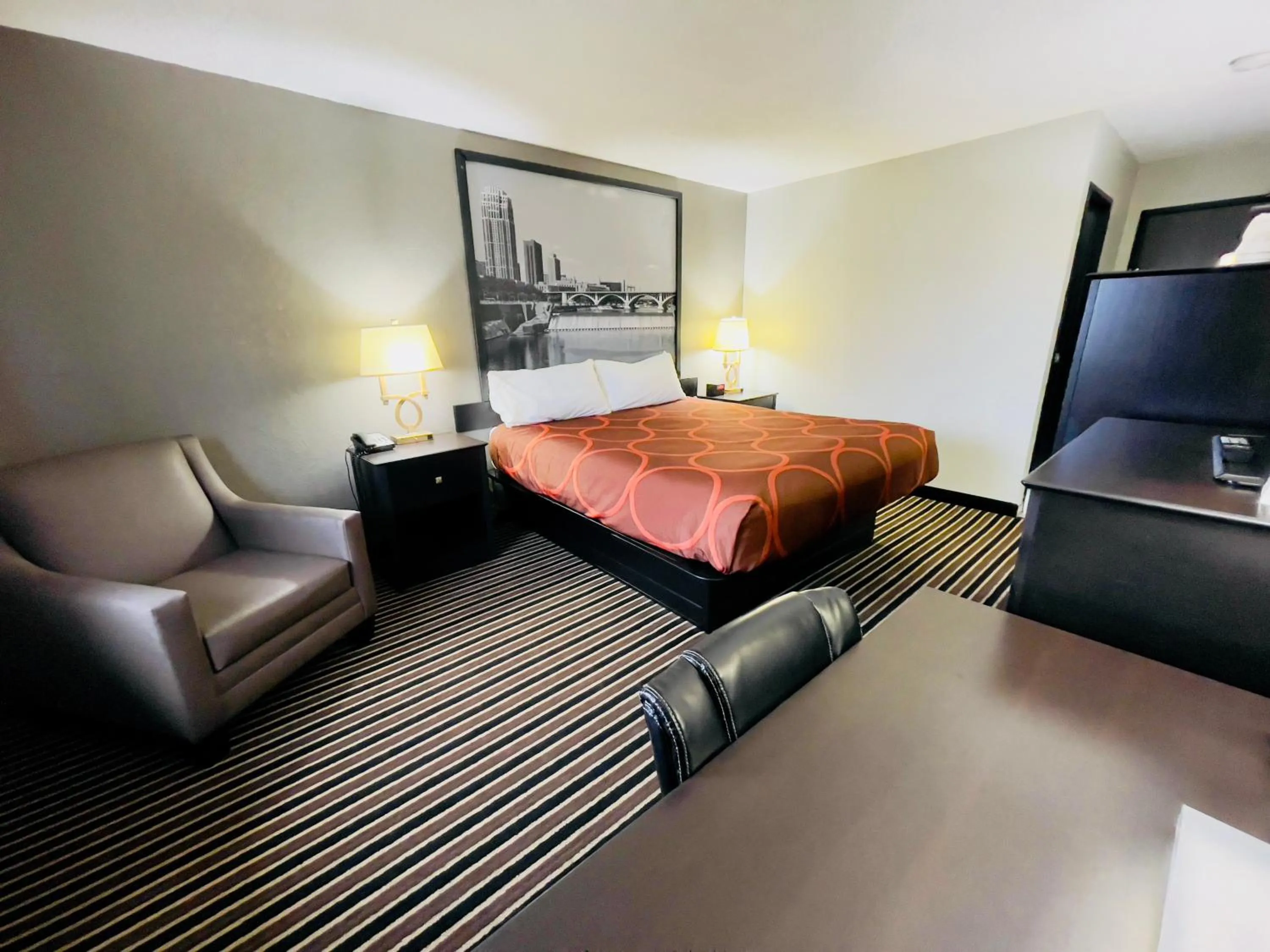 Bedroom, Bed in Super 8 by Wyndham Shakopee