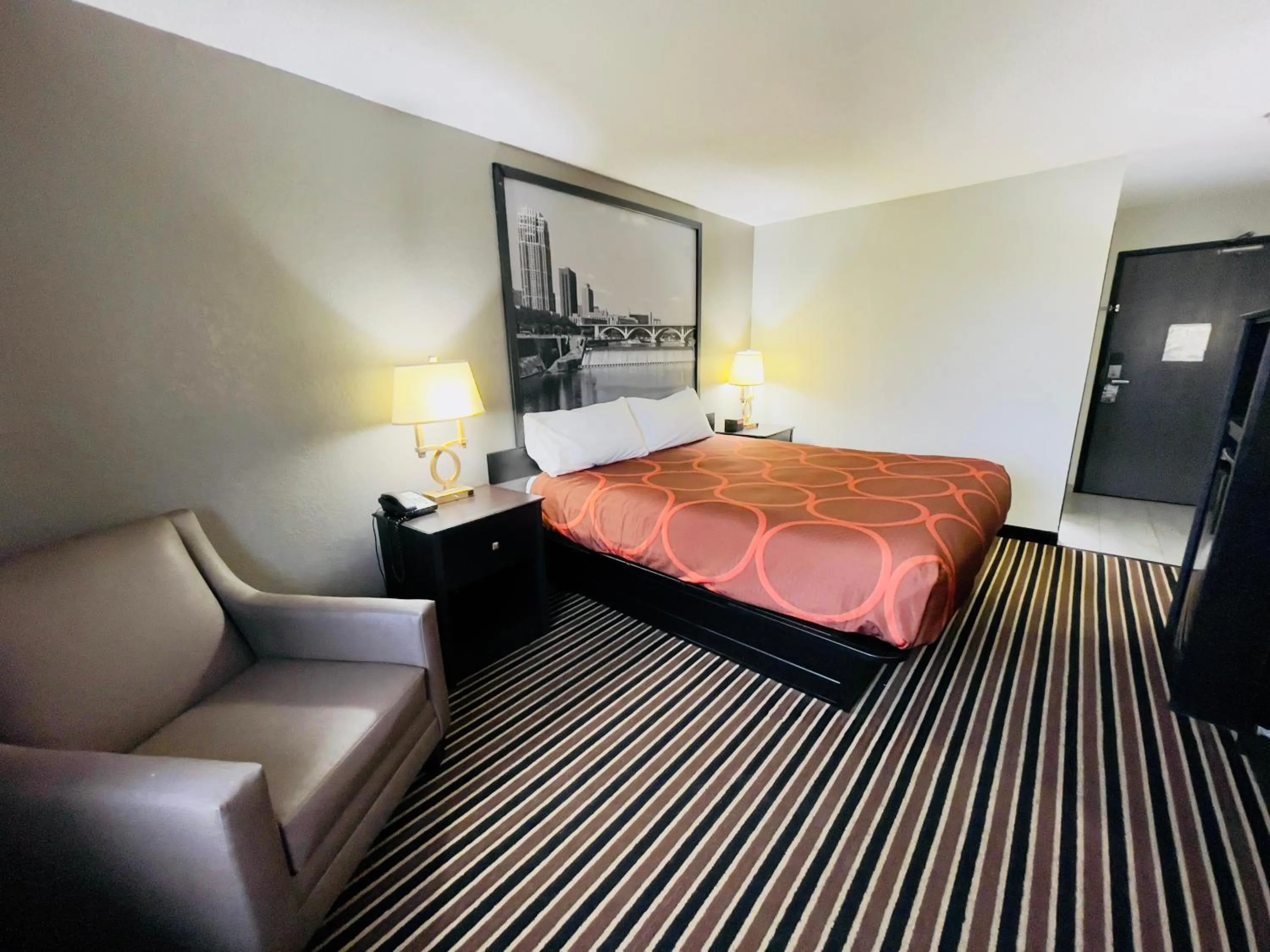 Bedroom, Bed in Super 8 by Wyndham Shakopee