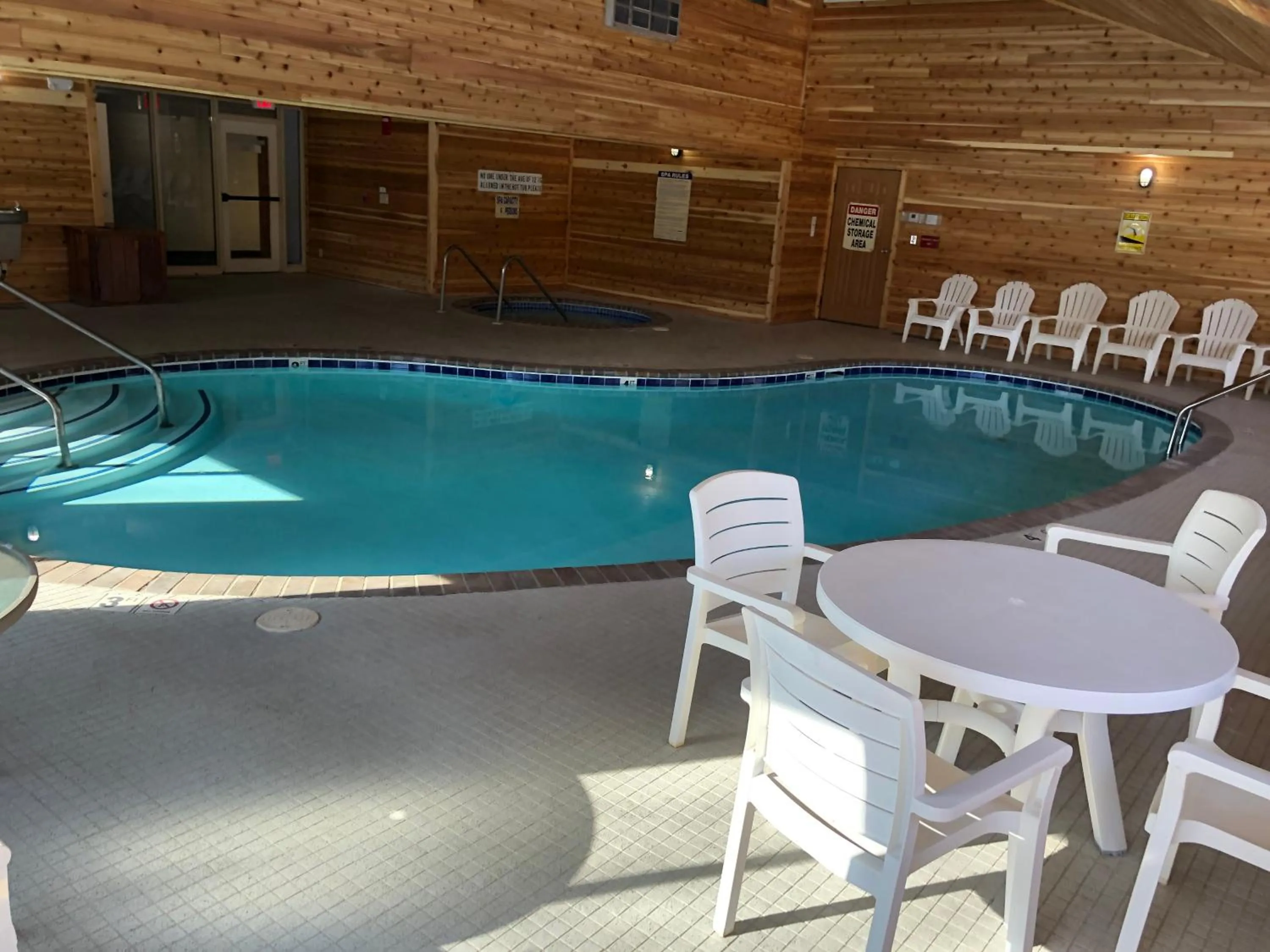 Swimming pool in Super 8 by Wyndham Shakopee