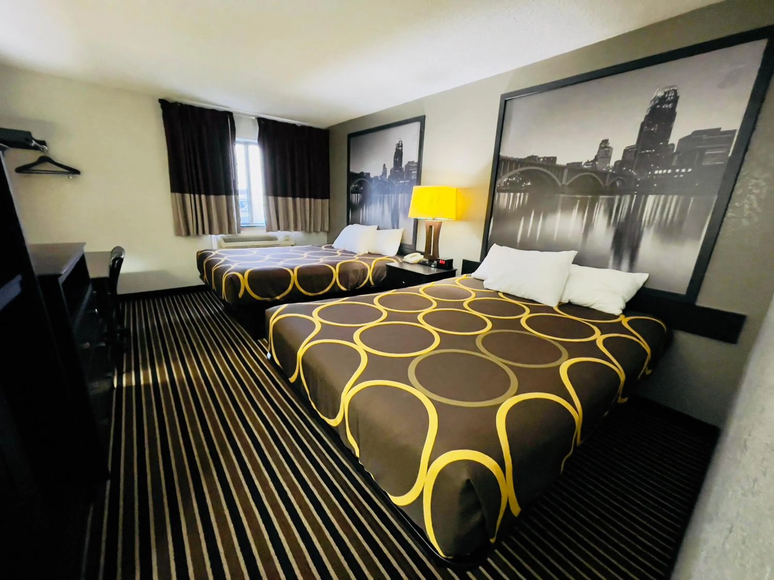 Bedroom, Bed in Super 8 by Wyndham Shakopee