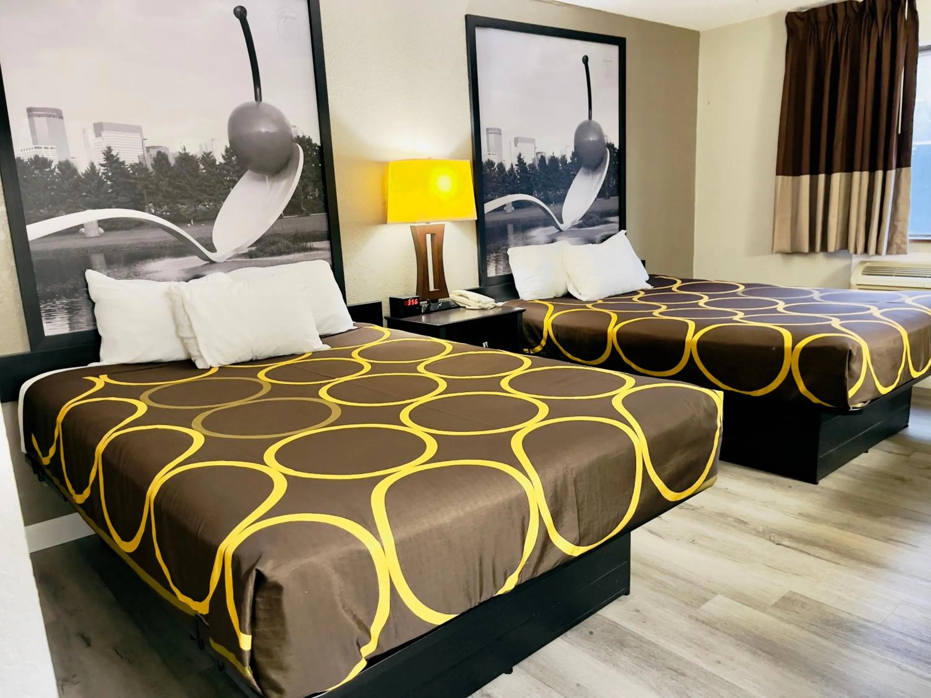 Bedroom, Bed in Super 8 by Wyndham Shakopee