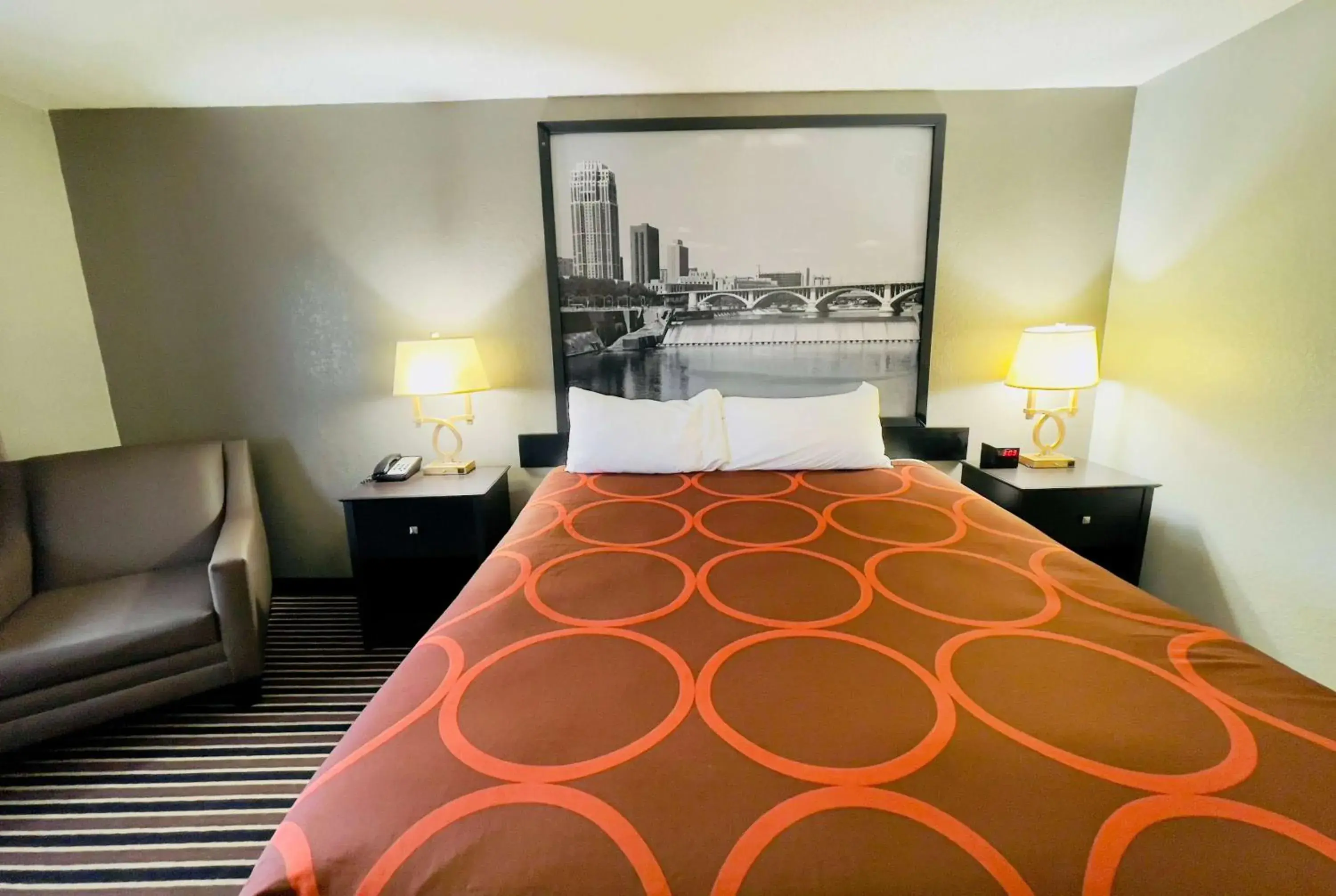 Photo of the whole room, Bed in Super 8 by Wyndham Shakopee Photo of the whole room, Bed in Super 8 by Wyndham Shakopee
