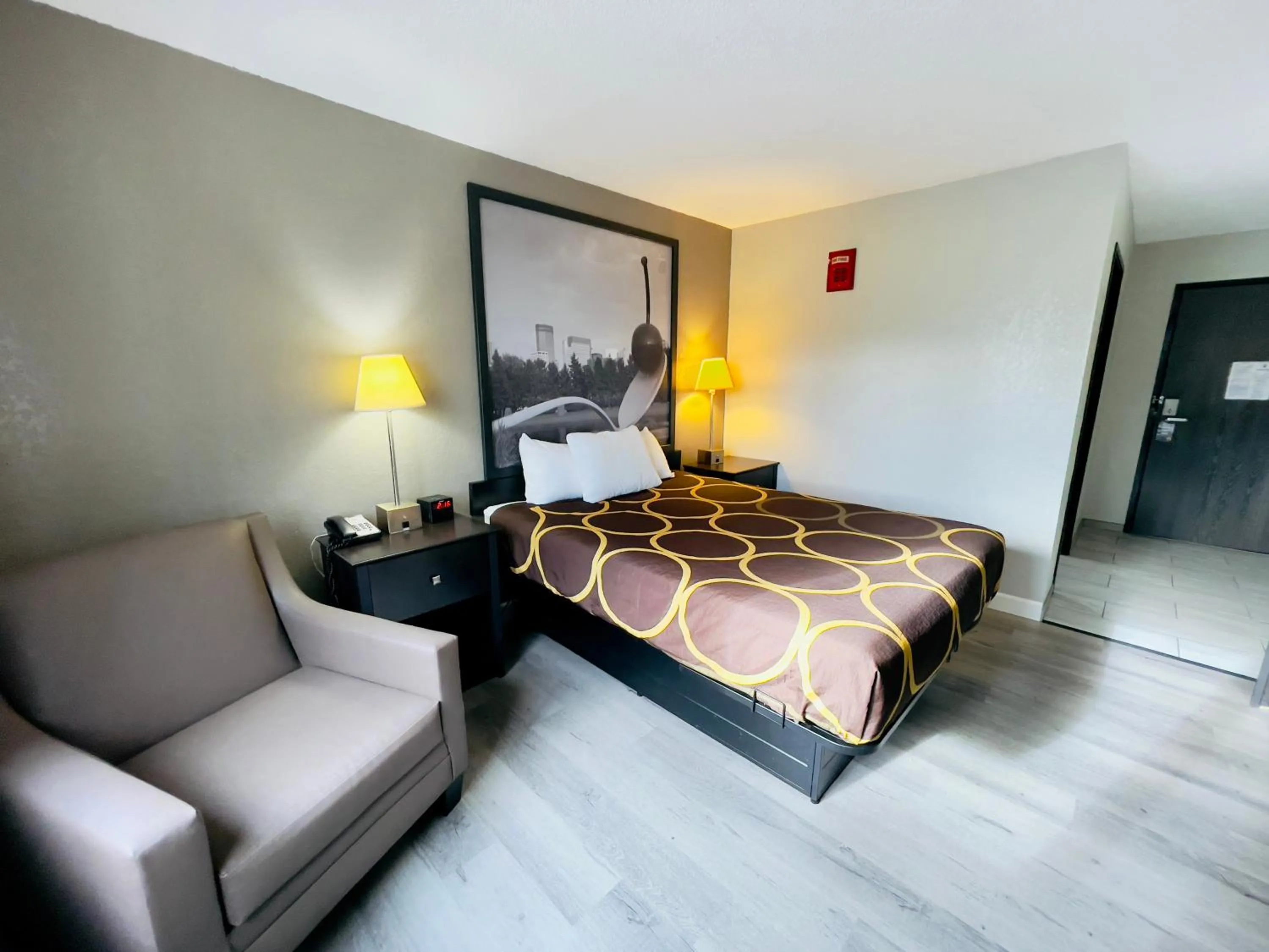 Bedroom, Bed in Super 8 by Wyndham Shakopee