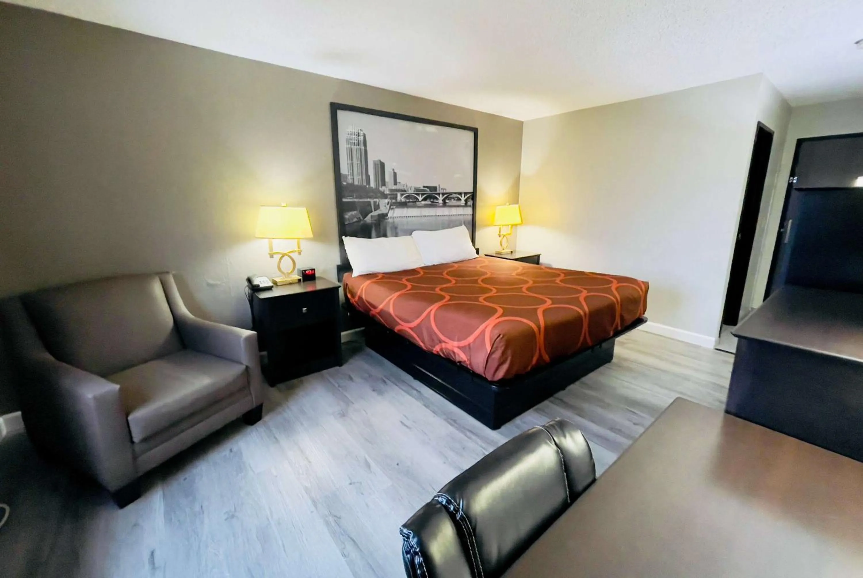 Photo of the whole room, Bed in Super 8 by Wyndham Shakopee