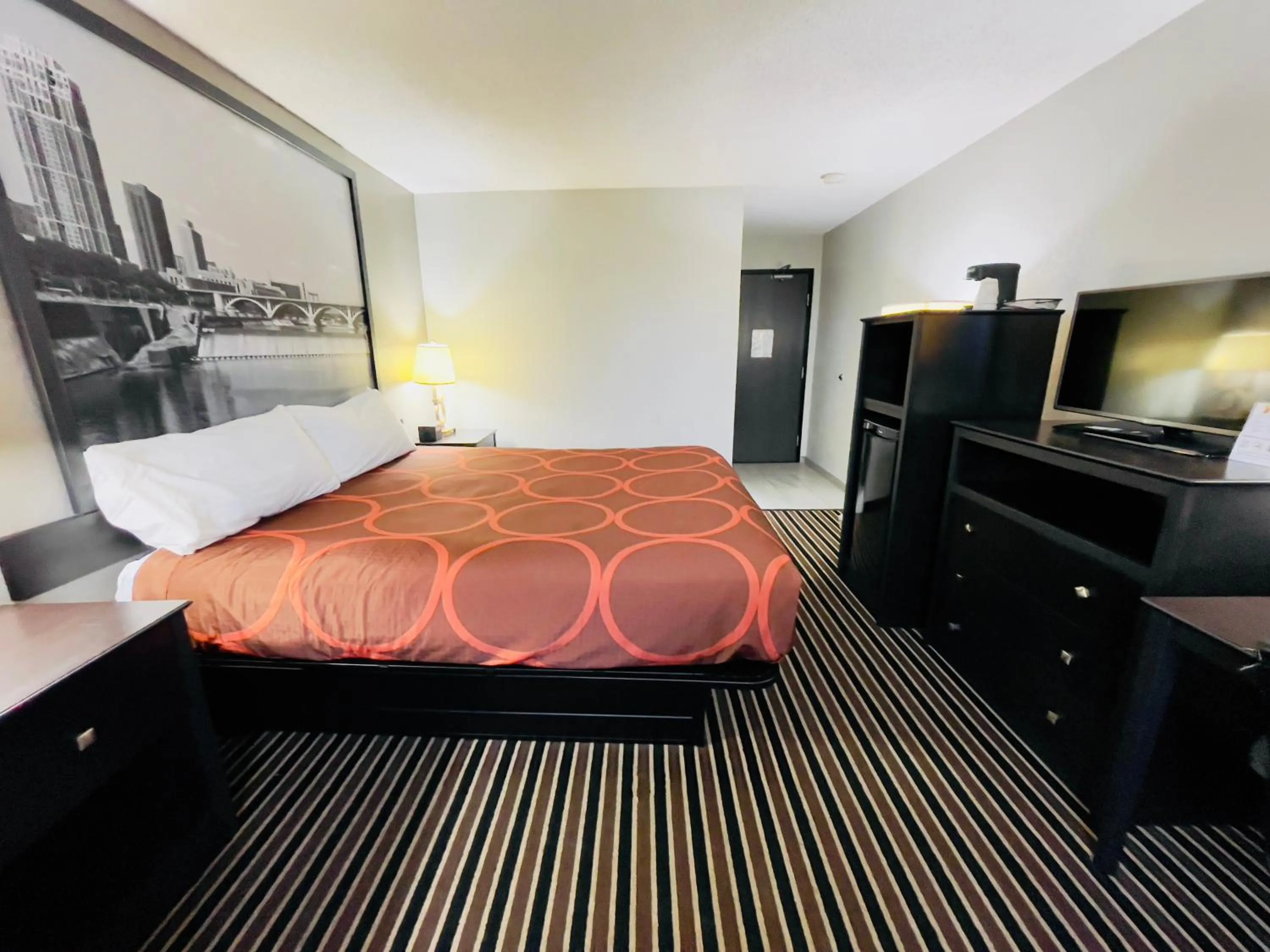 Bedroom, Bed in Super 8 by Wyndham Shakopee