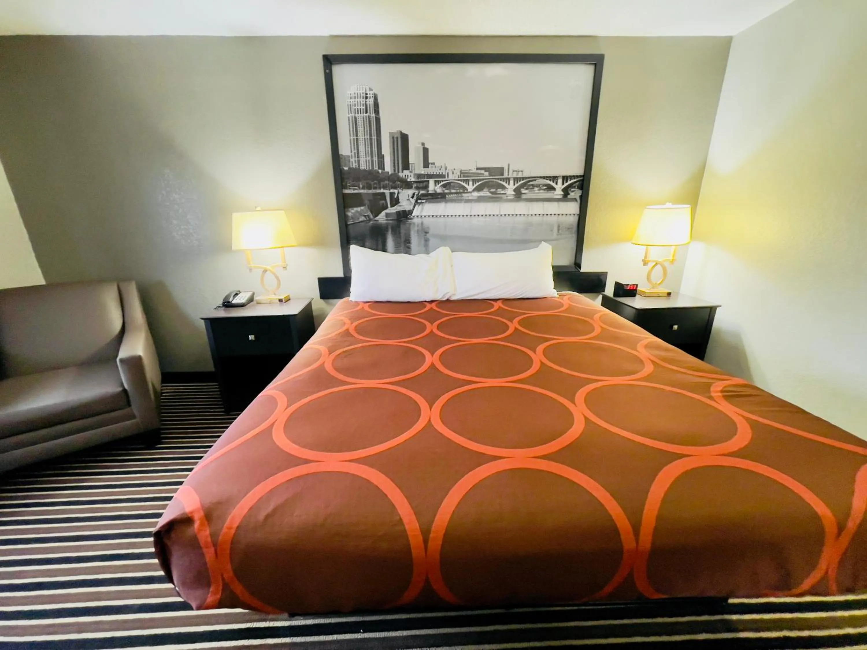 Bedroom, Bed in Super 8 by Wyndham Shakopee