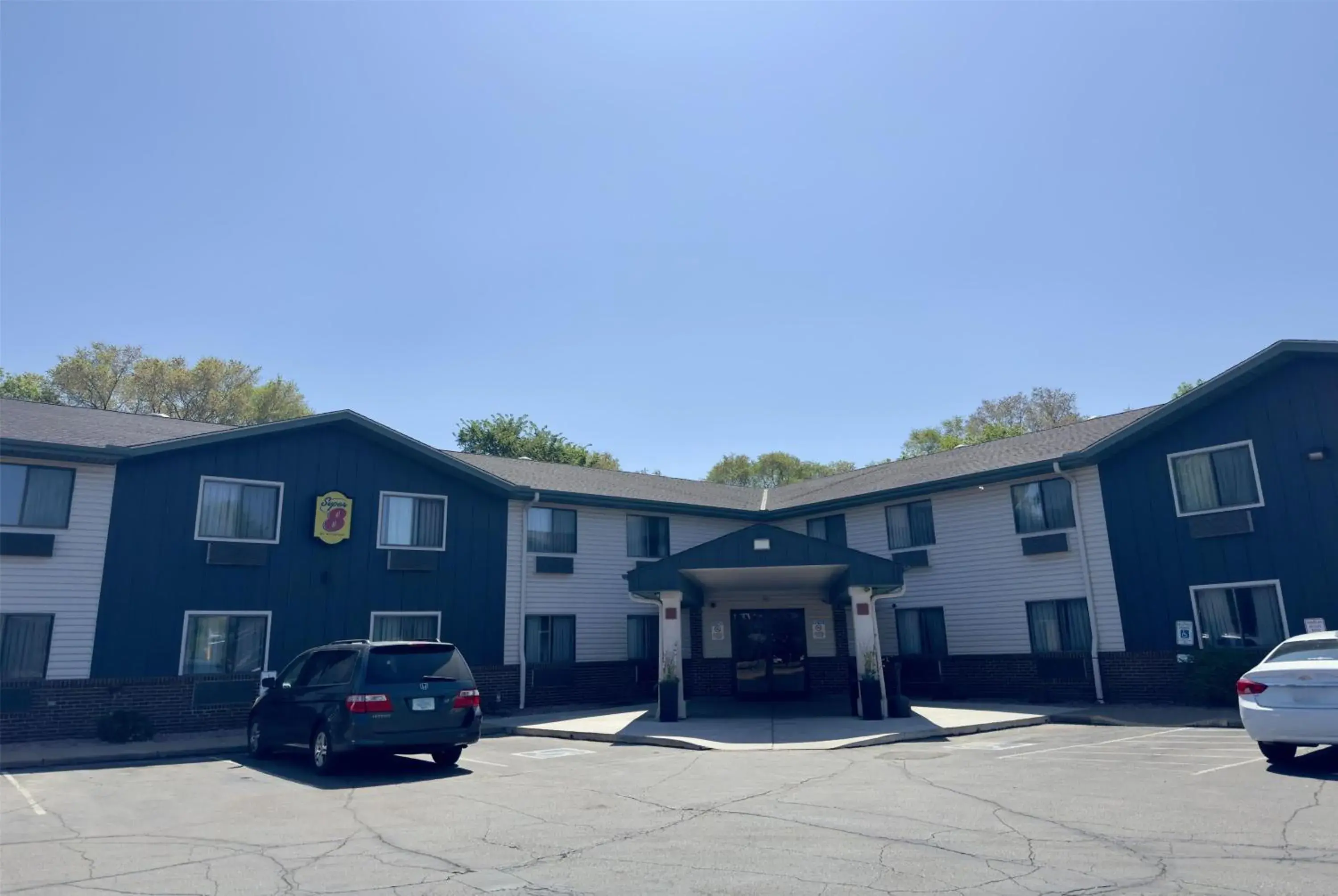 Property building in Super 8 by Wyndham Shakopee Property building in Super 8 by Wyndham Shakopee