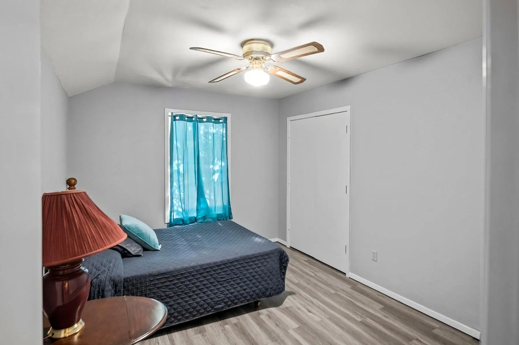 Bed in Axtons Bass City Lake Front Resort