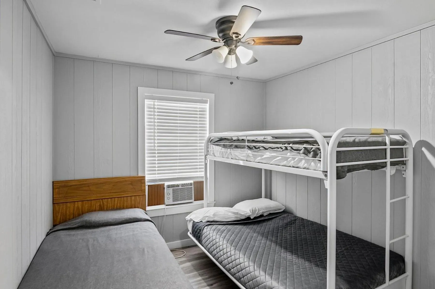 Bed in Axtons Bass City Lake Front Resort