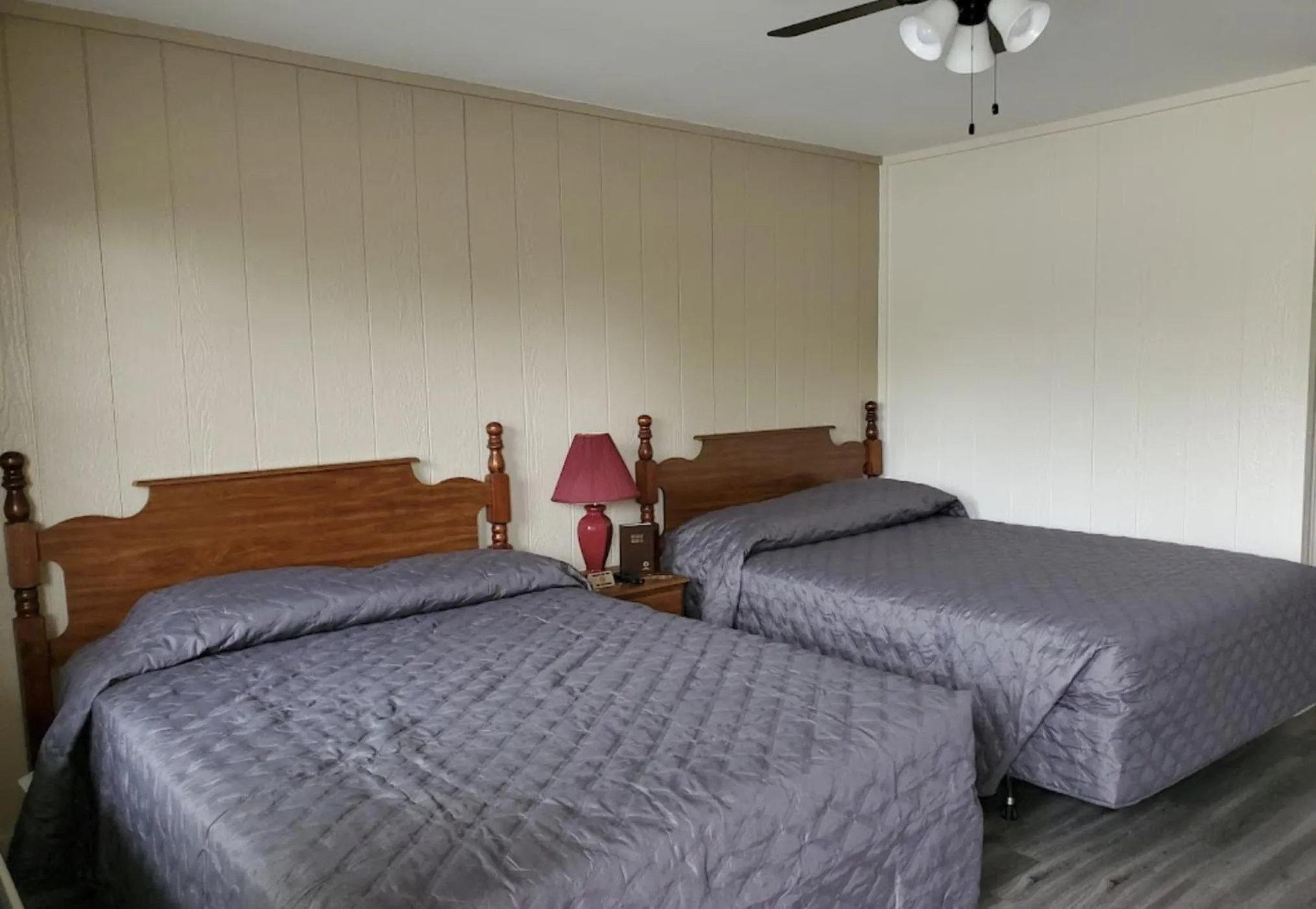 Bed in Axtons Bass City Lake Front Resort