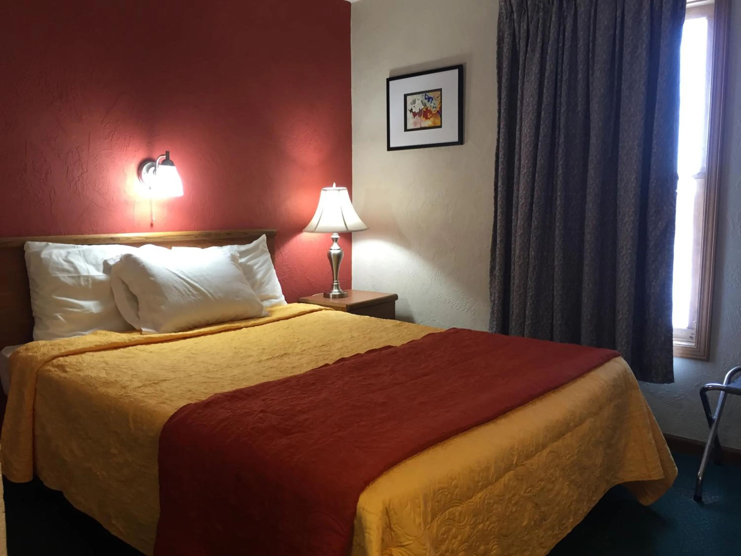 Bed in East Street Inn & Suites