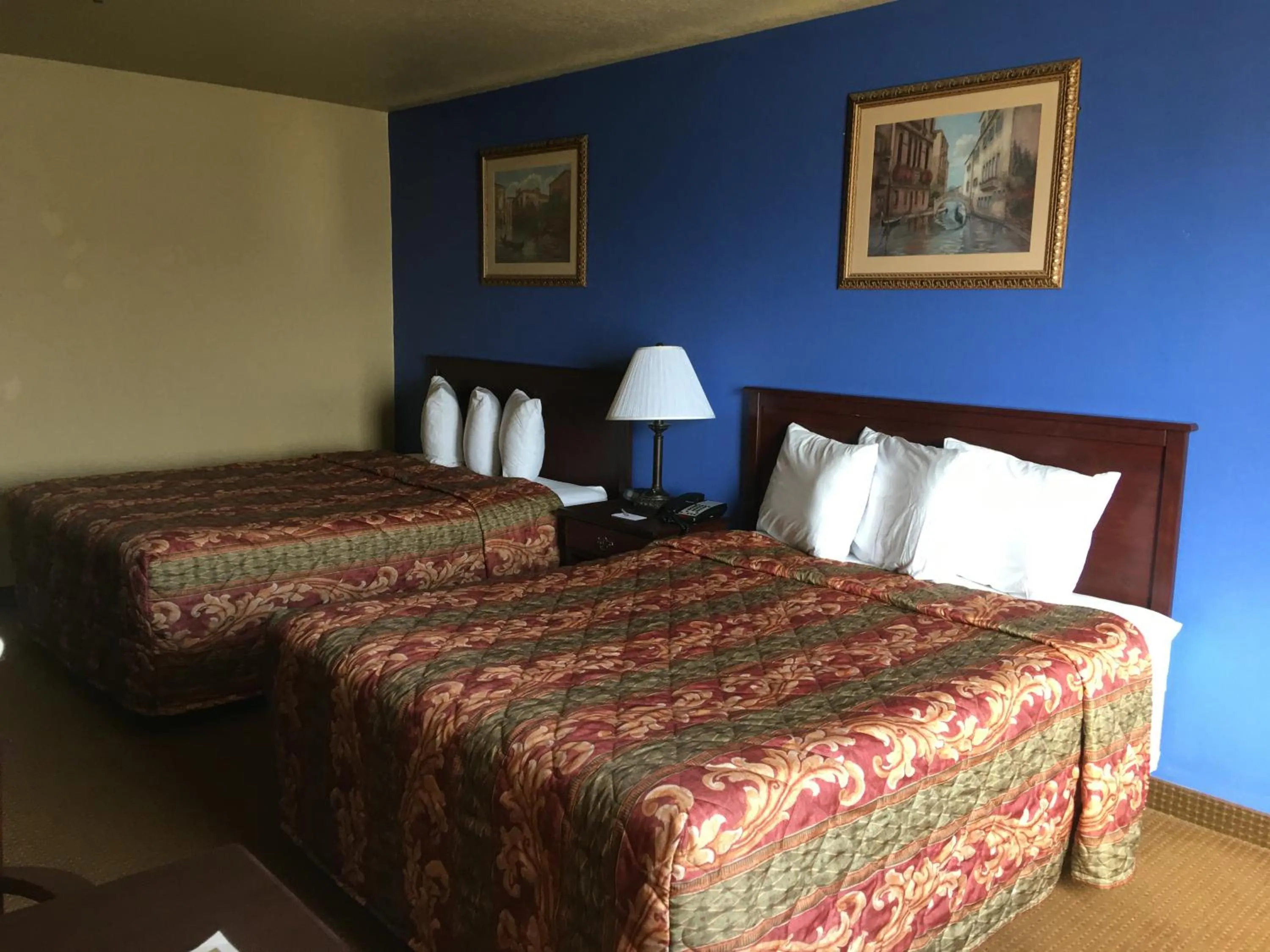 Bed in Econo Lodge Inn & Suites