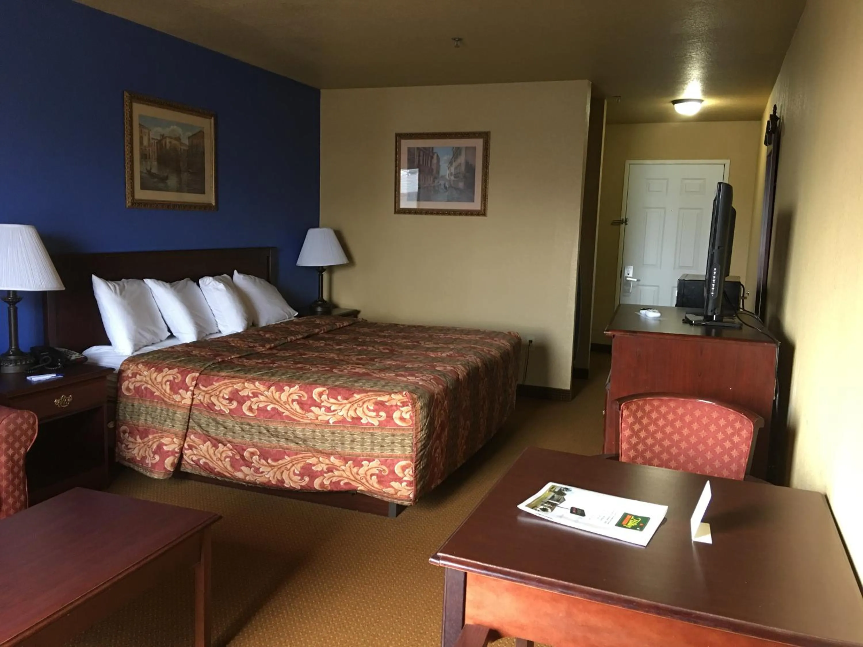 Bed in Econo Lodge Inn & Suites