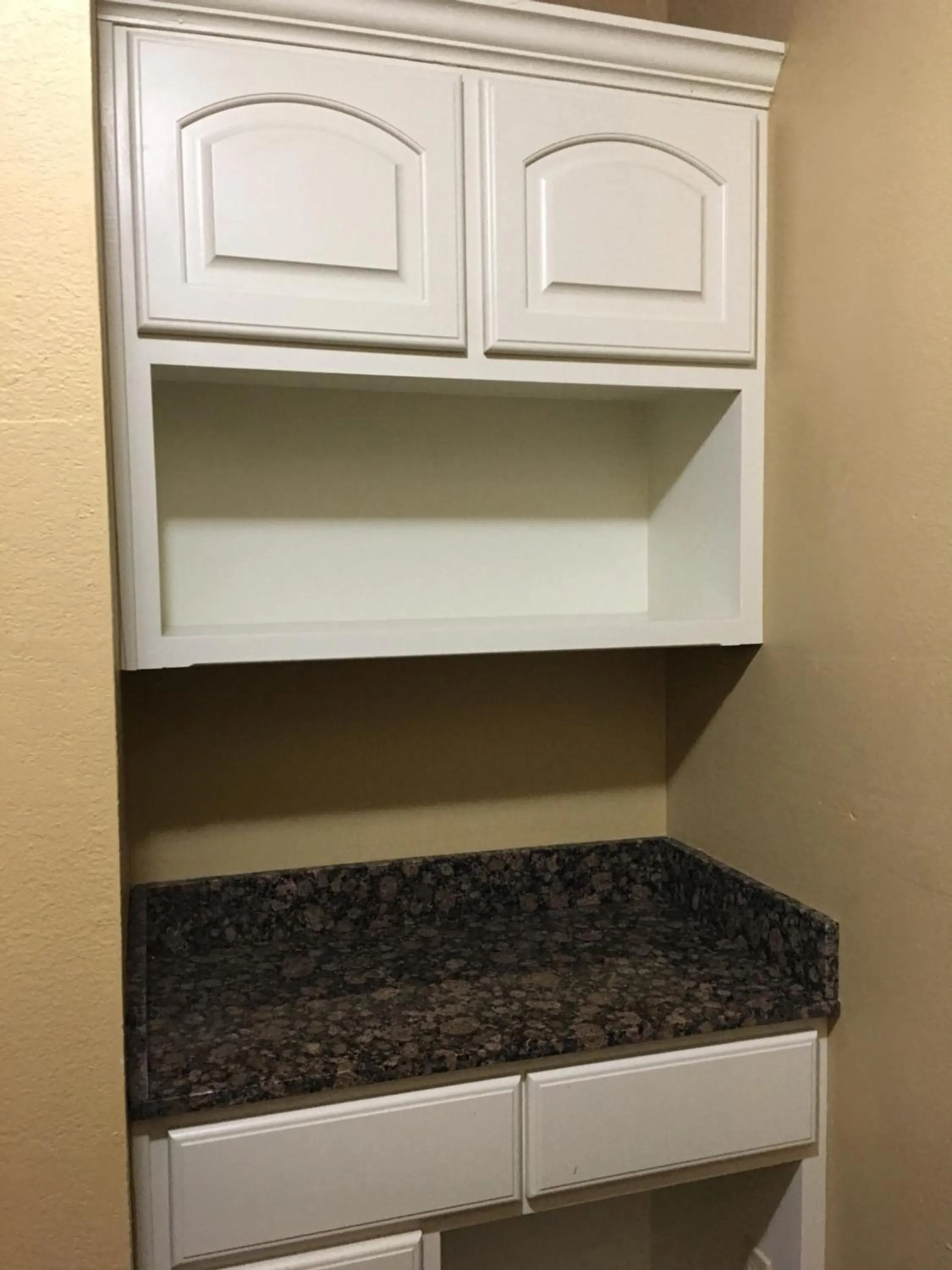 Econo Lodge Inn & Suites