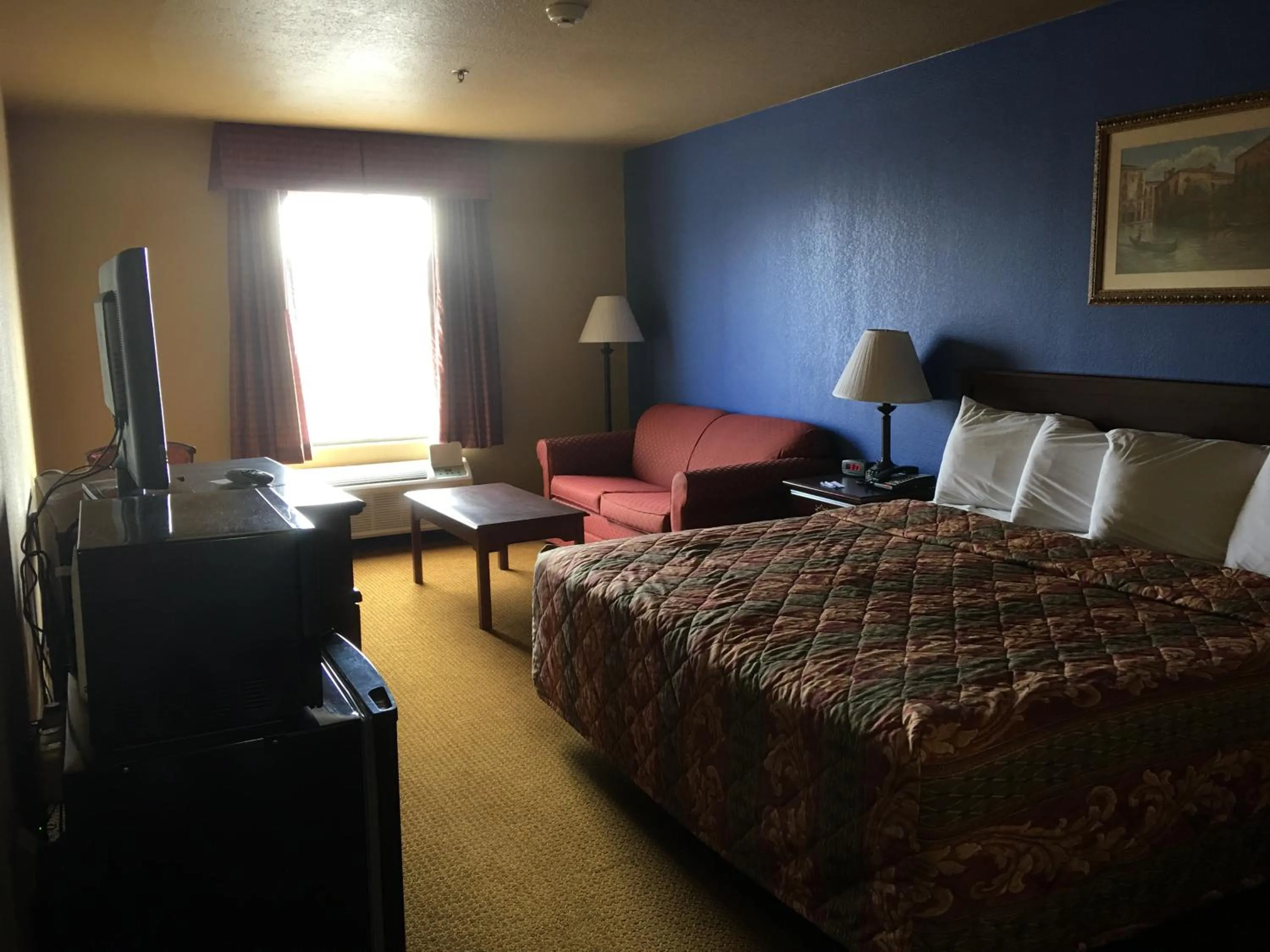 Bed in Econo Lodge Inn & Suites
