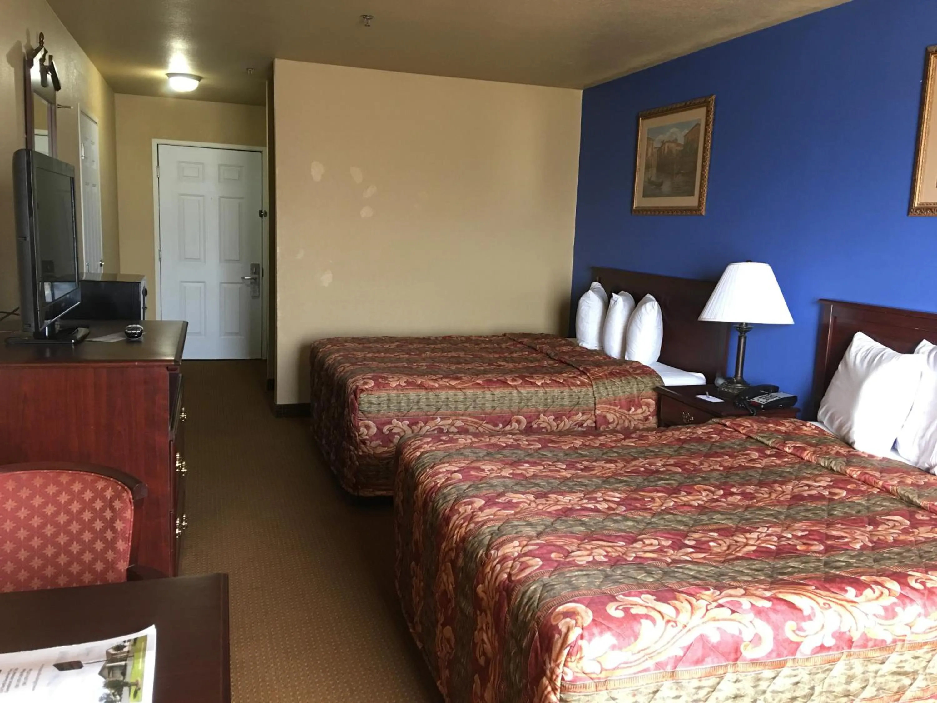 Bed in Econo Lodge Inn & Suites