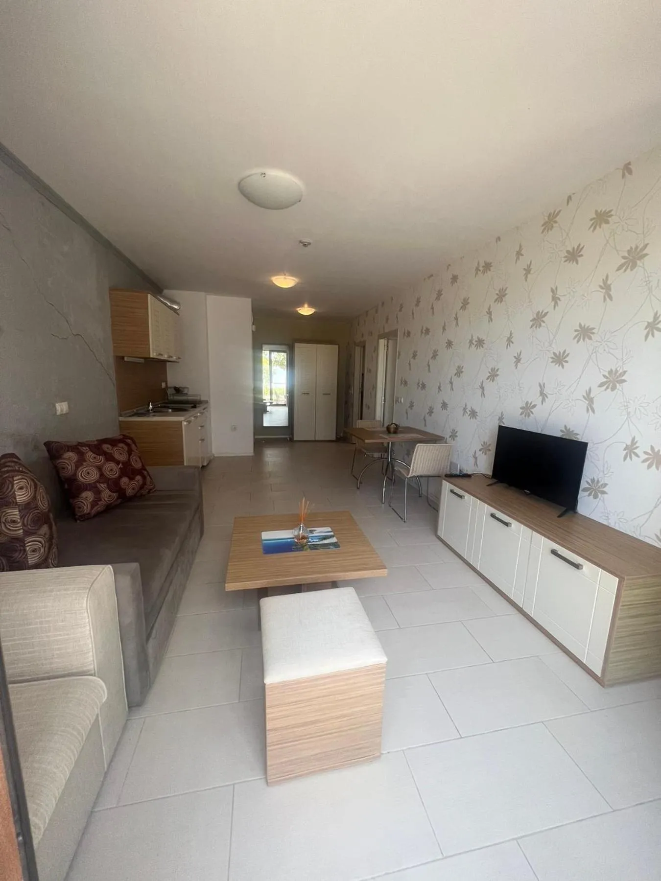 Communal lounge/ TV room in Hotel Paradise Garden
