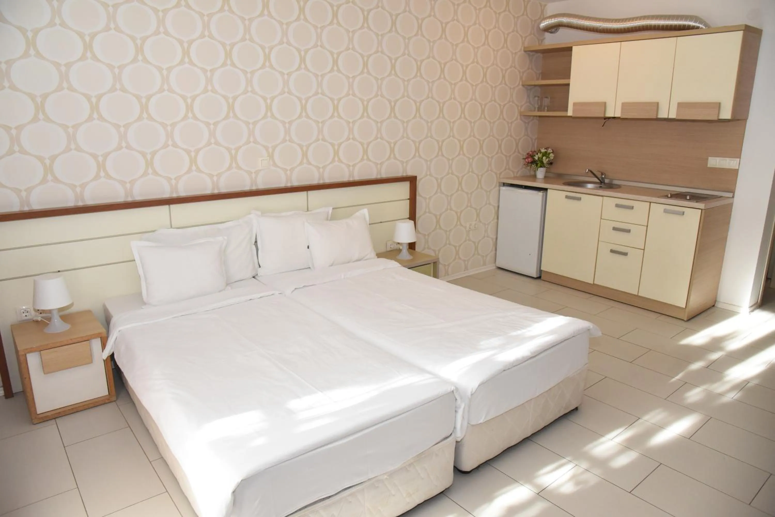 Kitchen or kitchenette, Bed in Hotel Paradise Garden