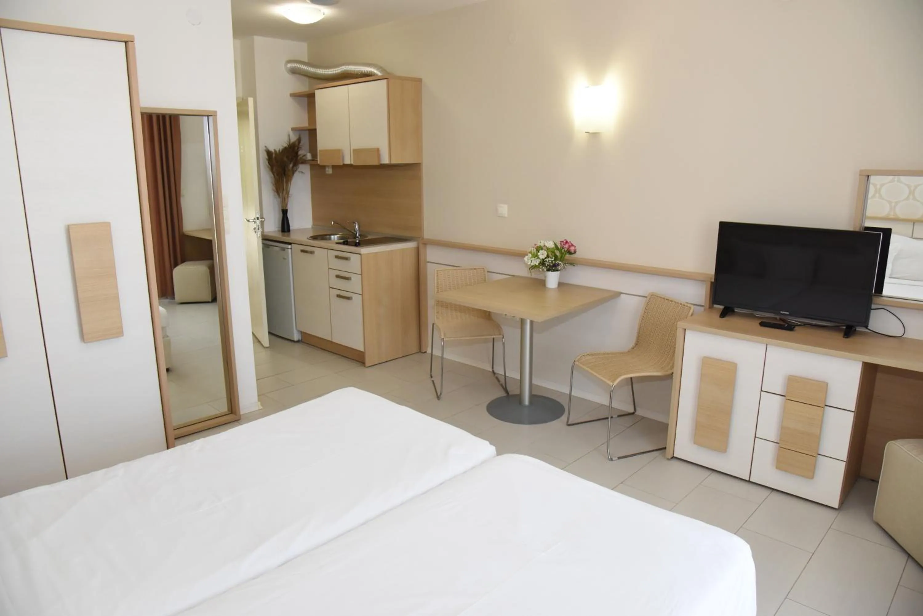 Kitchen or kitchenette, Bed in Hotel Paradise Garden