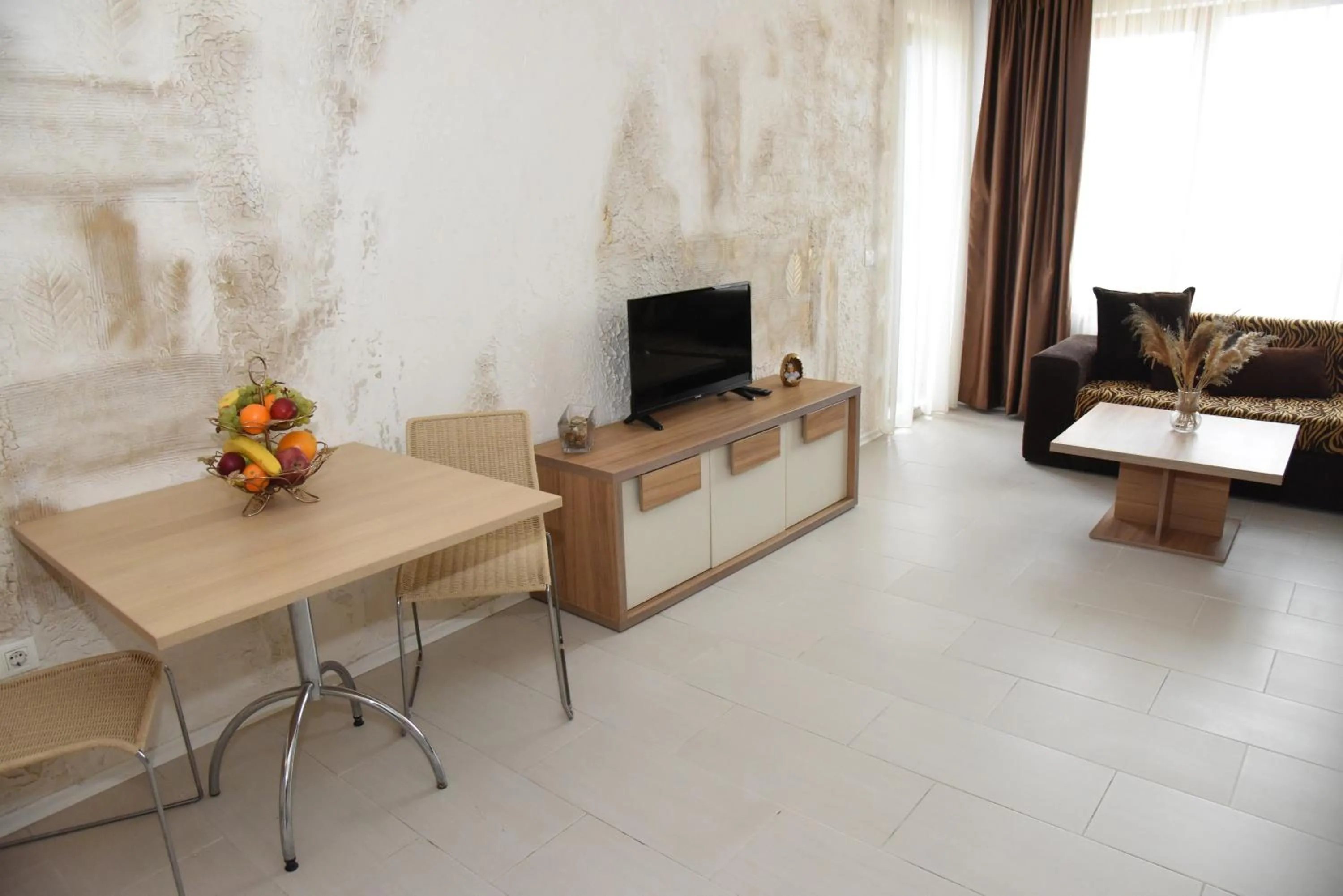 Communal lounge/ TV room in Hotel Paradise Garden