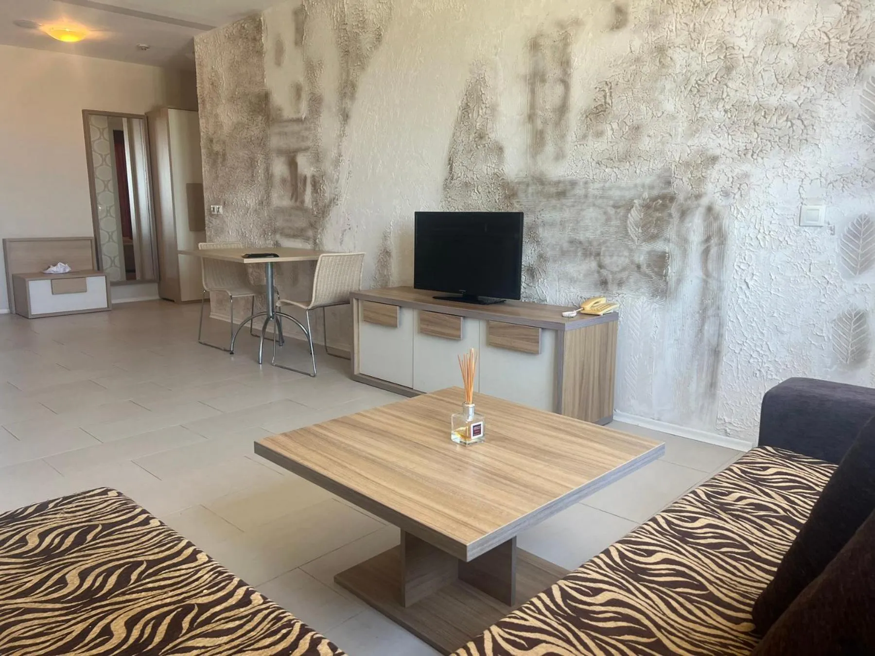Communal lounge/ TV room in Hotel Paradise Garden