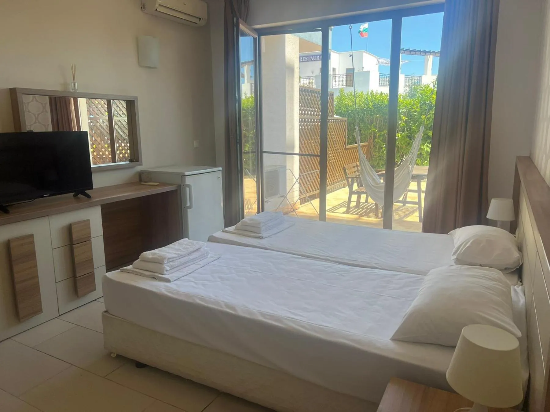 Communal lounge/ TV room, Bed in Hotel Paradise Garden