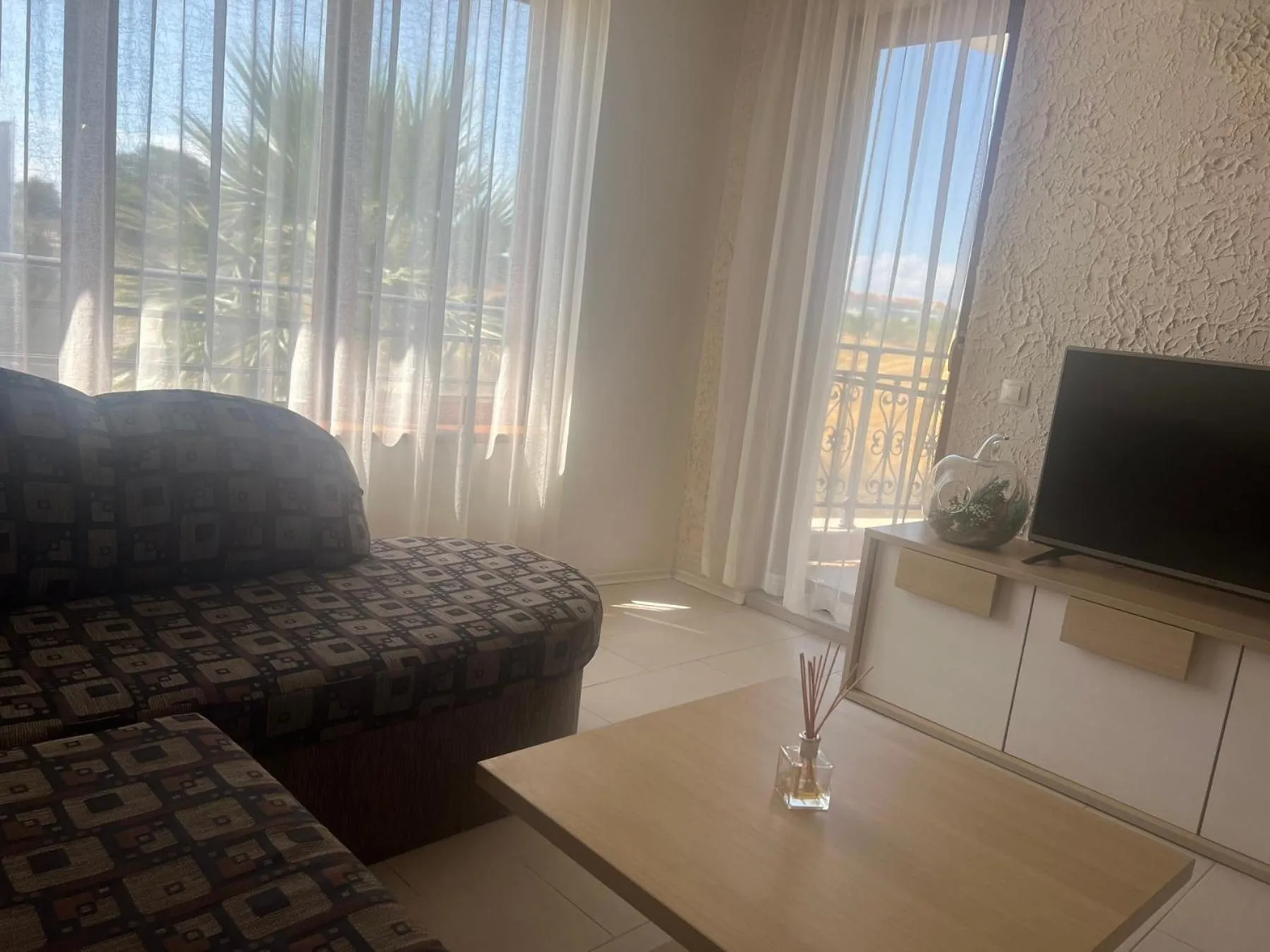 Communal lounge/ TV room in Hotel Paradise Garden