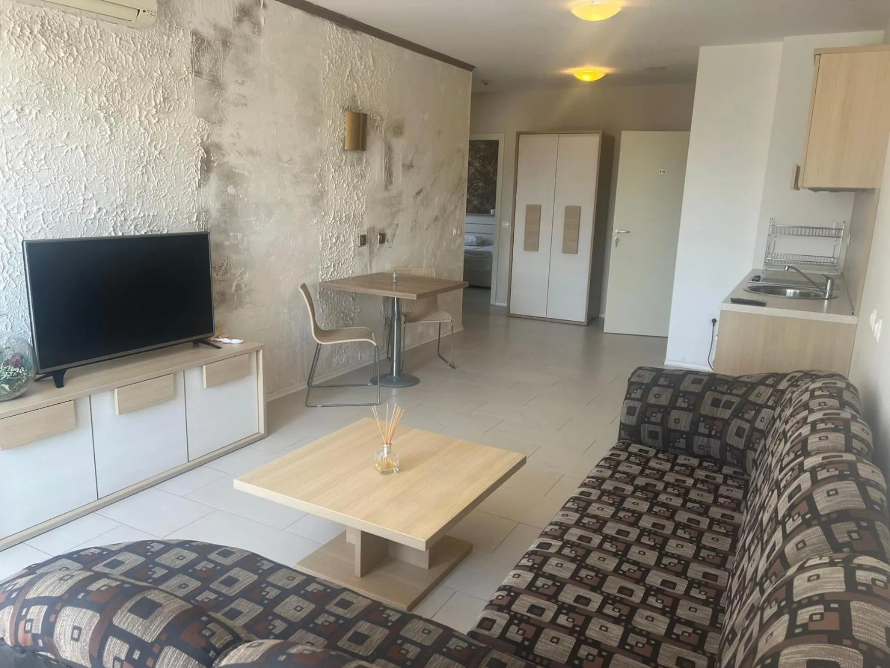 Communal lounge/ TV room in Hotel Paradise Garden