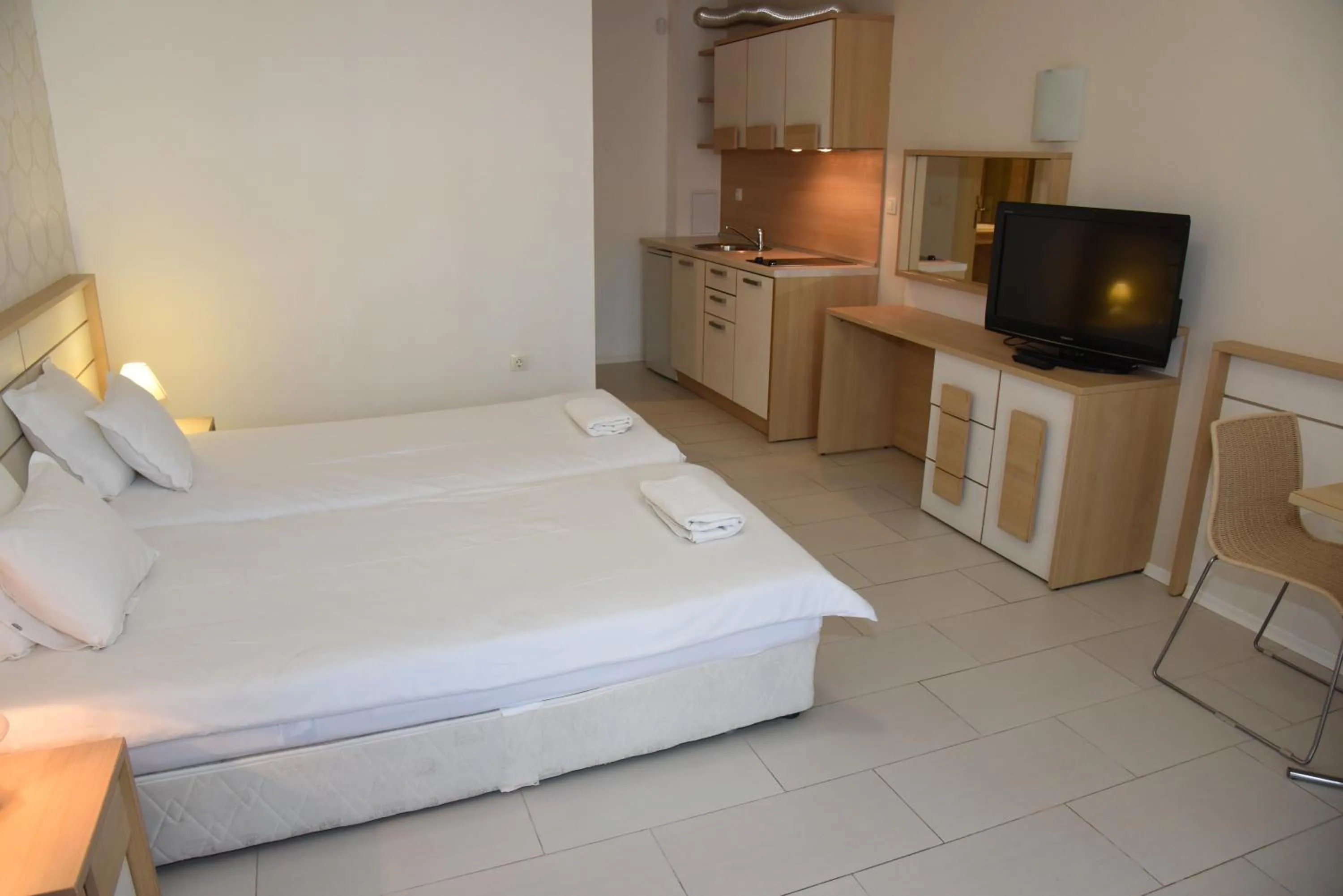 Kitchen or kitchenette, Bed in Hotel Paradise Garden