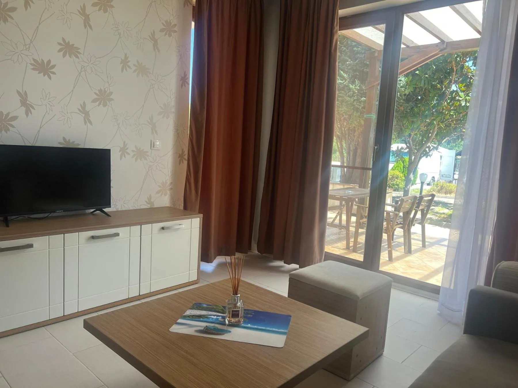 Communal lounge/ TV room in Hotel Paradise Garden