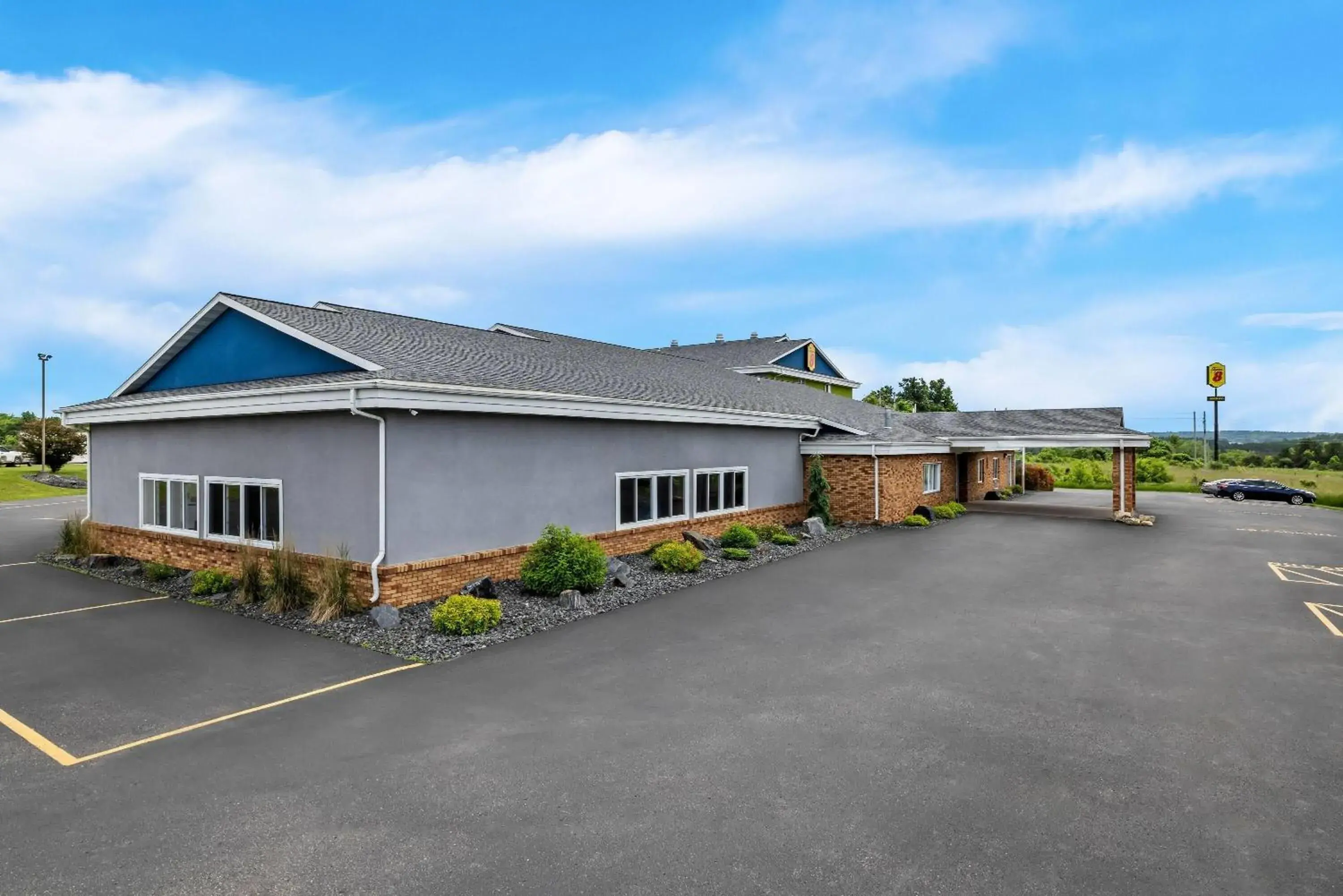 Property building in Super 8 by Wyndham Osseo WI Property building in Super 8 by Wyndham Osseo WI