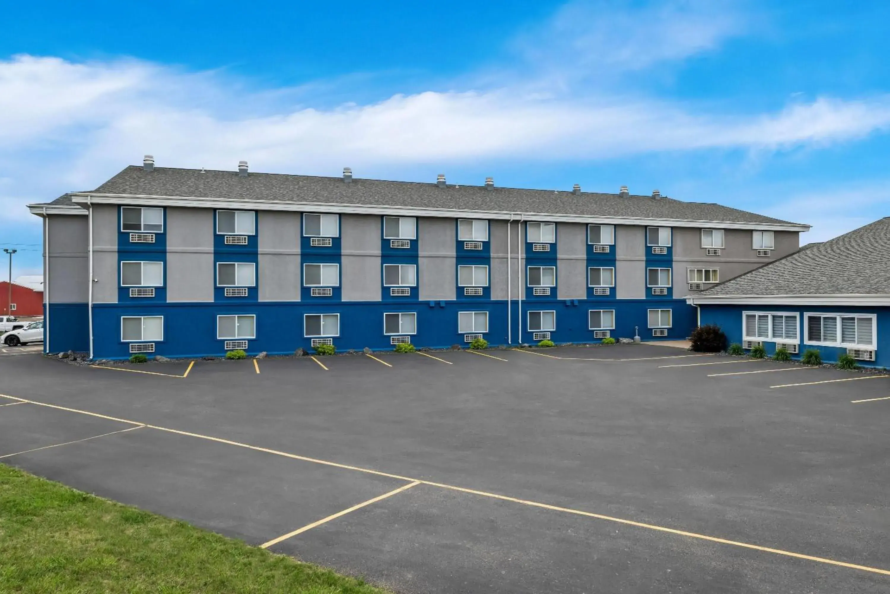 Property building in Super 8 by Wyndham Osseo WI Property building in Super 8 by Wyndham Osseo WI