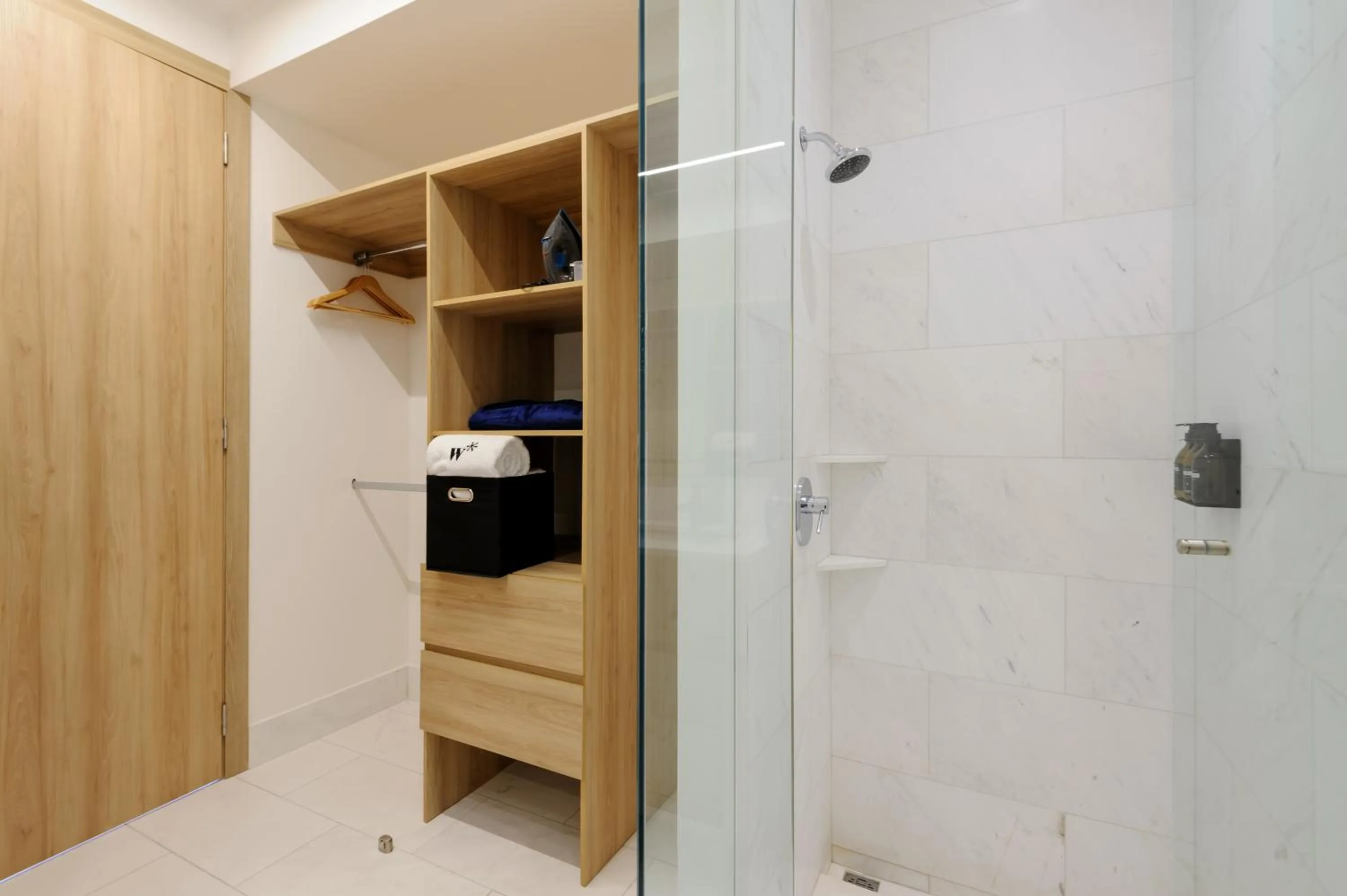 Shower in Londres 256 by Wynwood House