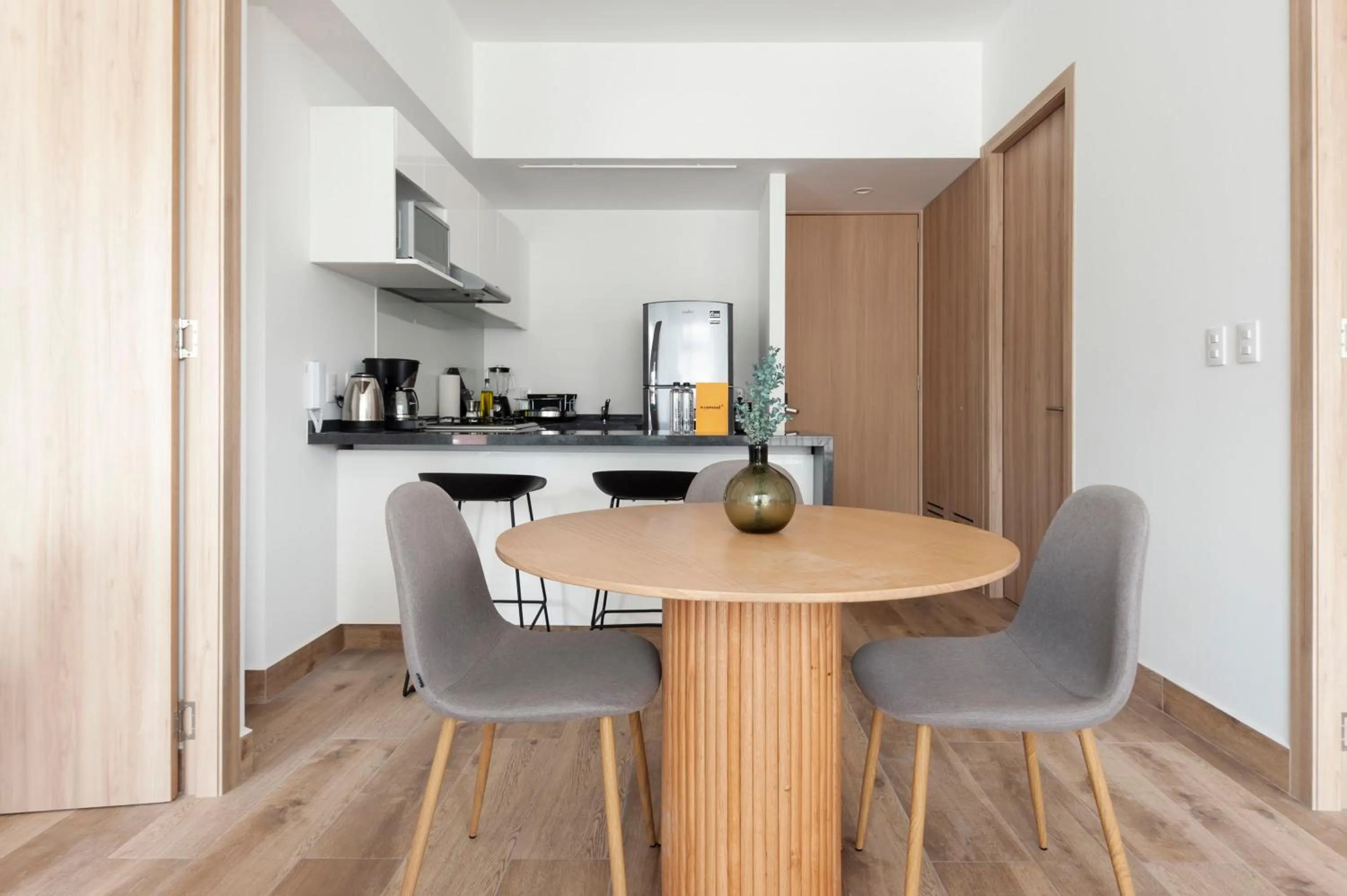 Dining area in Londres 256 by Wynwood House