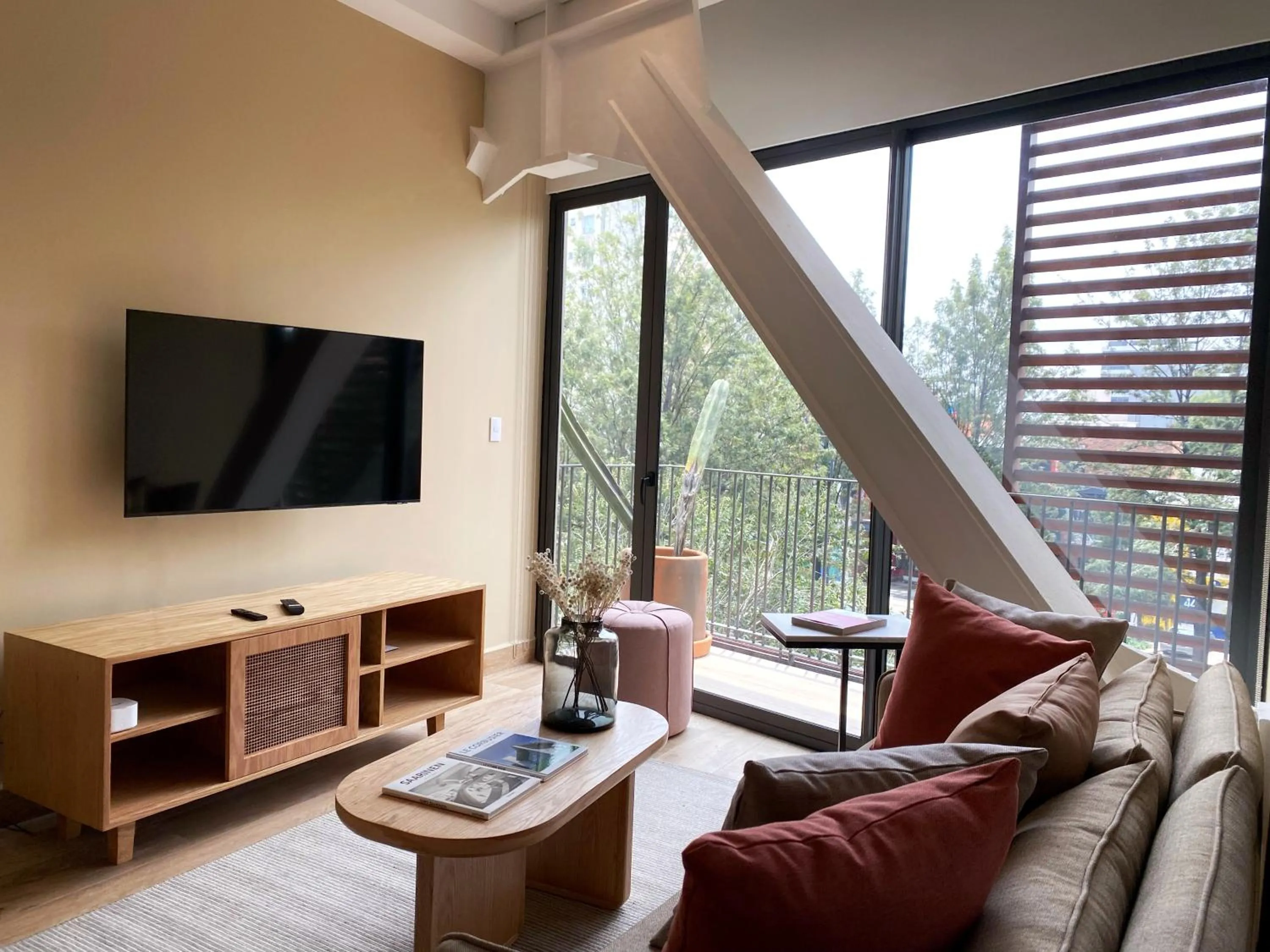 Living room in Londres 256 by Wynwood House