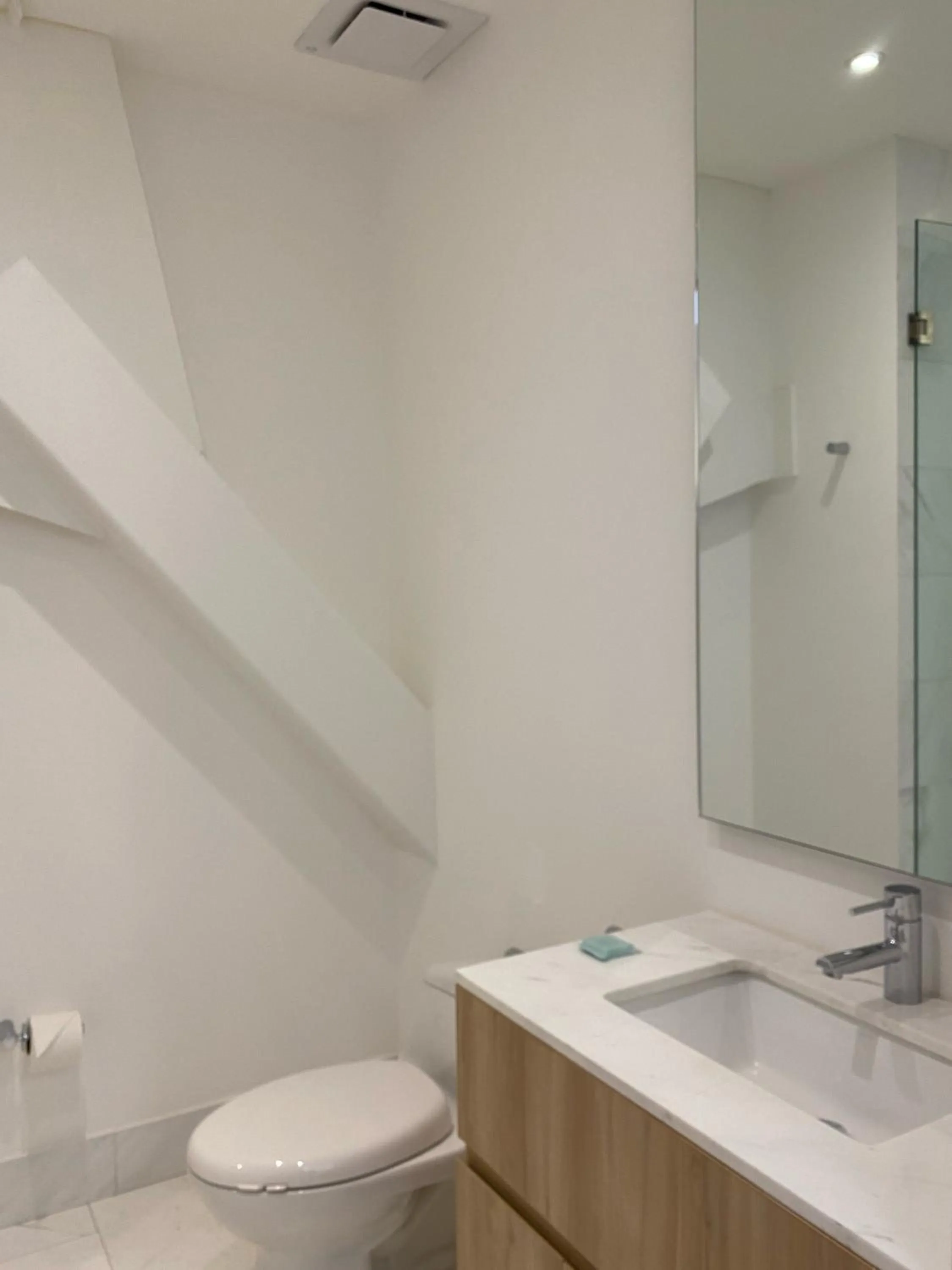 Bathroom in Londres 256 by Wynwood House