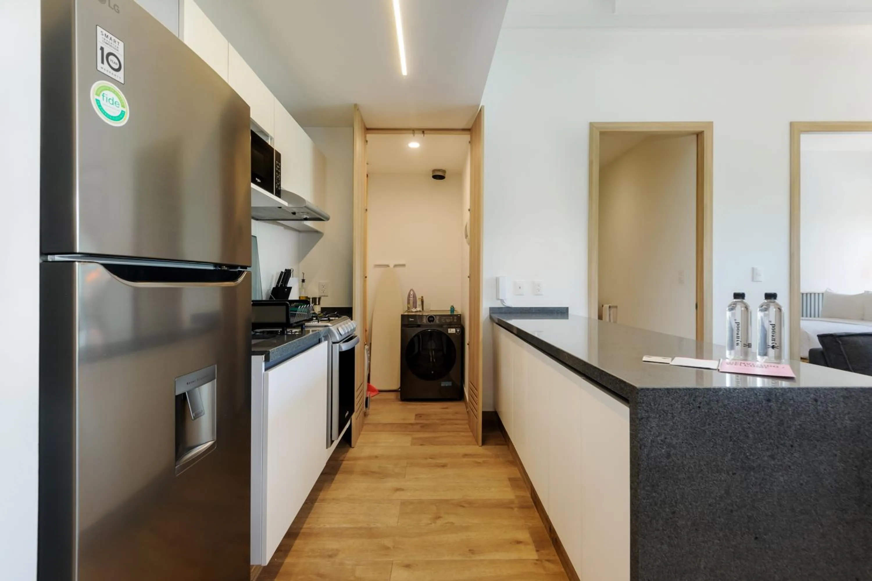 Kitchen or kitchenette in Londres 256 by Wynwood House
