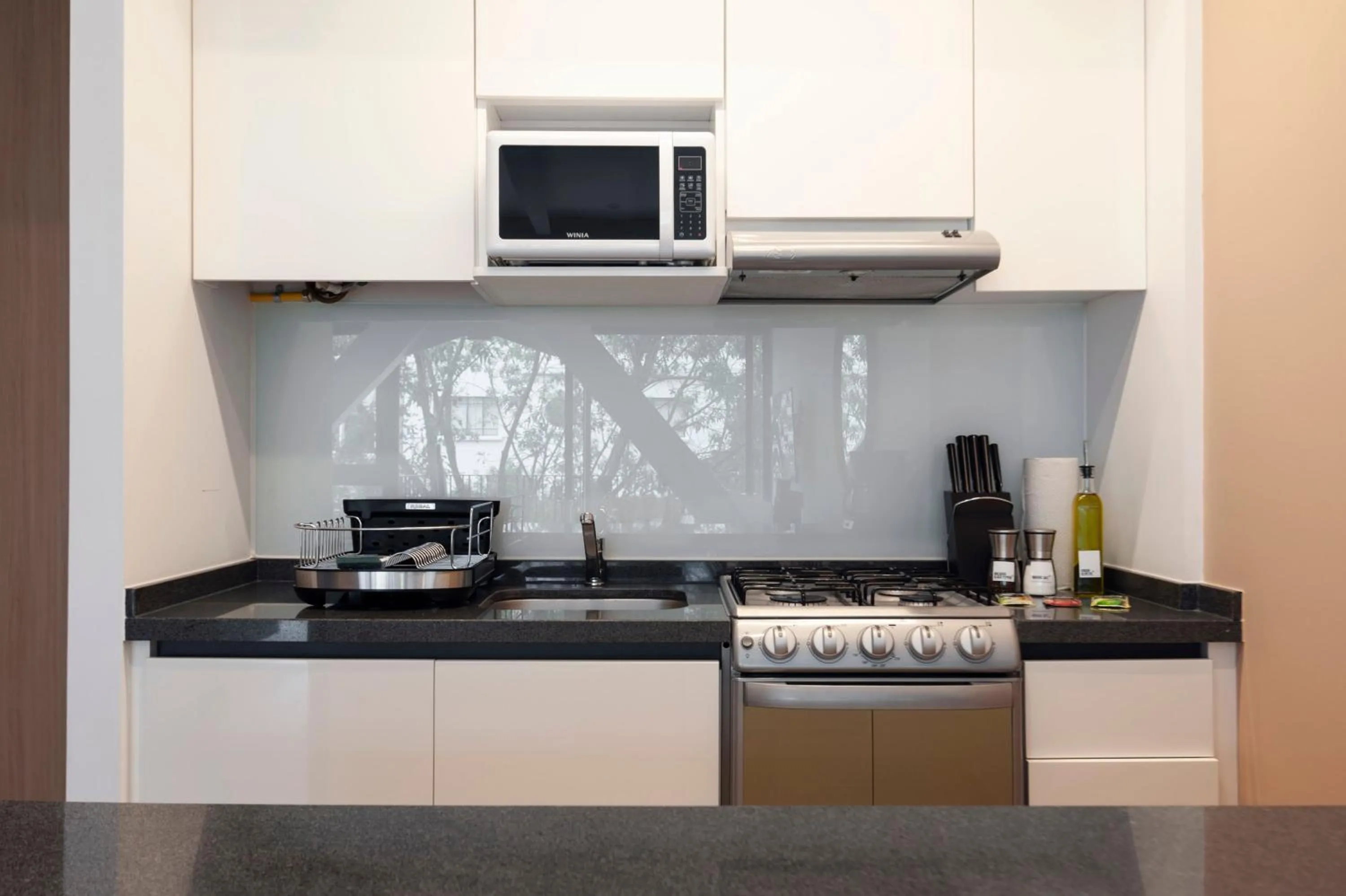 Kitchen or kitchenette in Londres 256 by Wynwood House