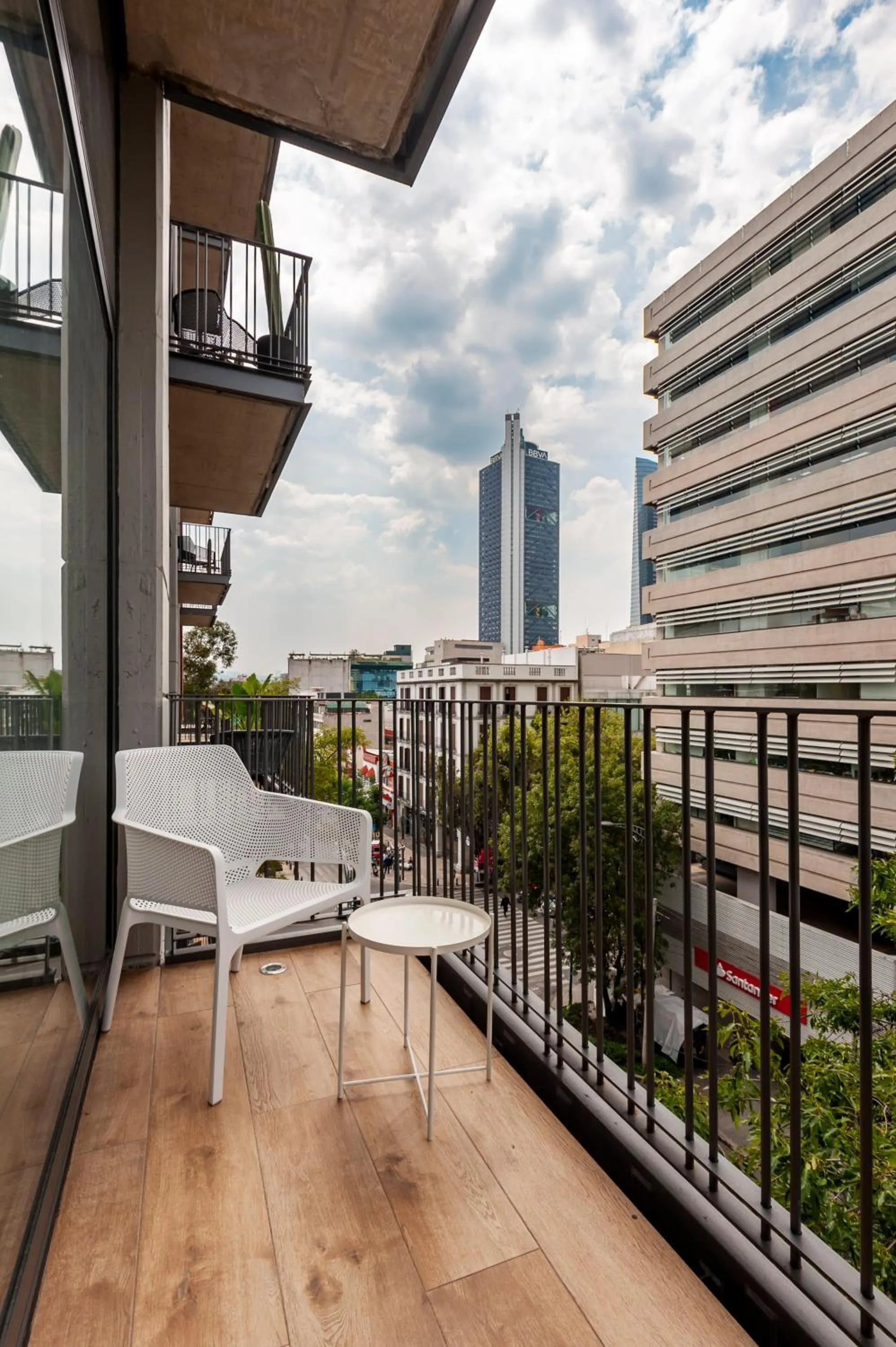 Balcony/Terrace in Londres 256 by Wynwood House