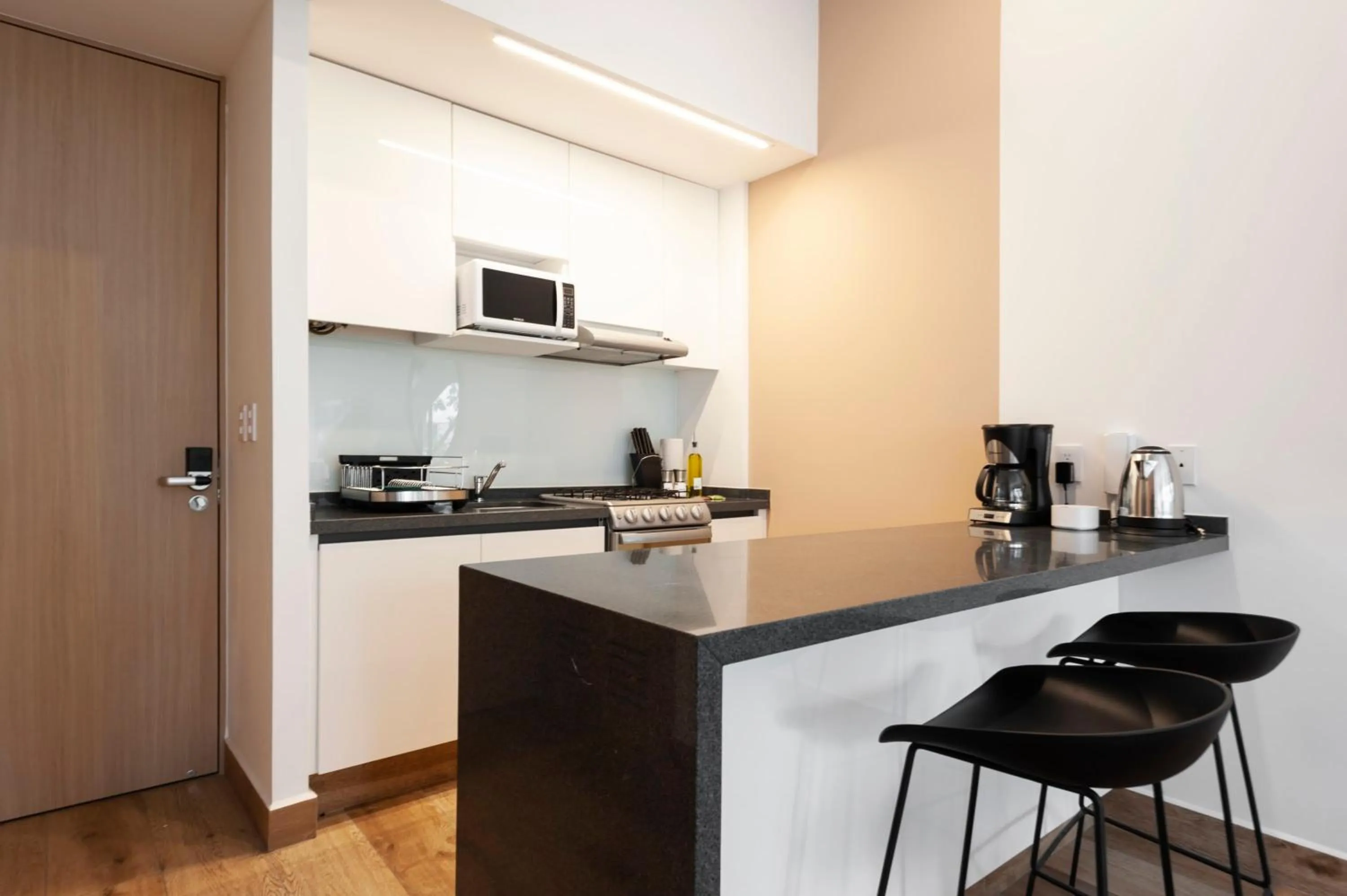 Kitchen or kitchenette in Londres 256 by Wynwood House