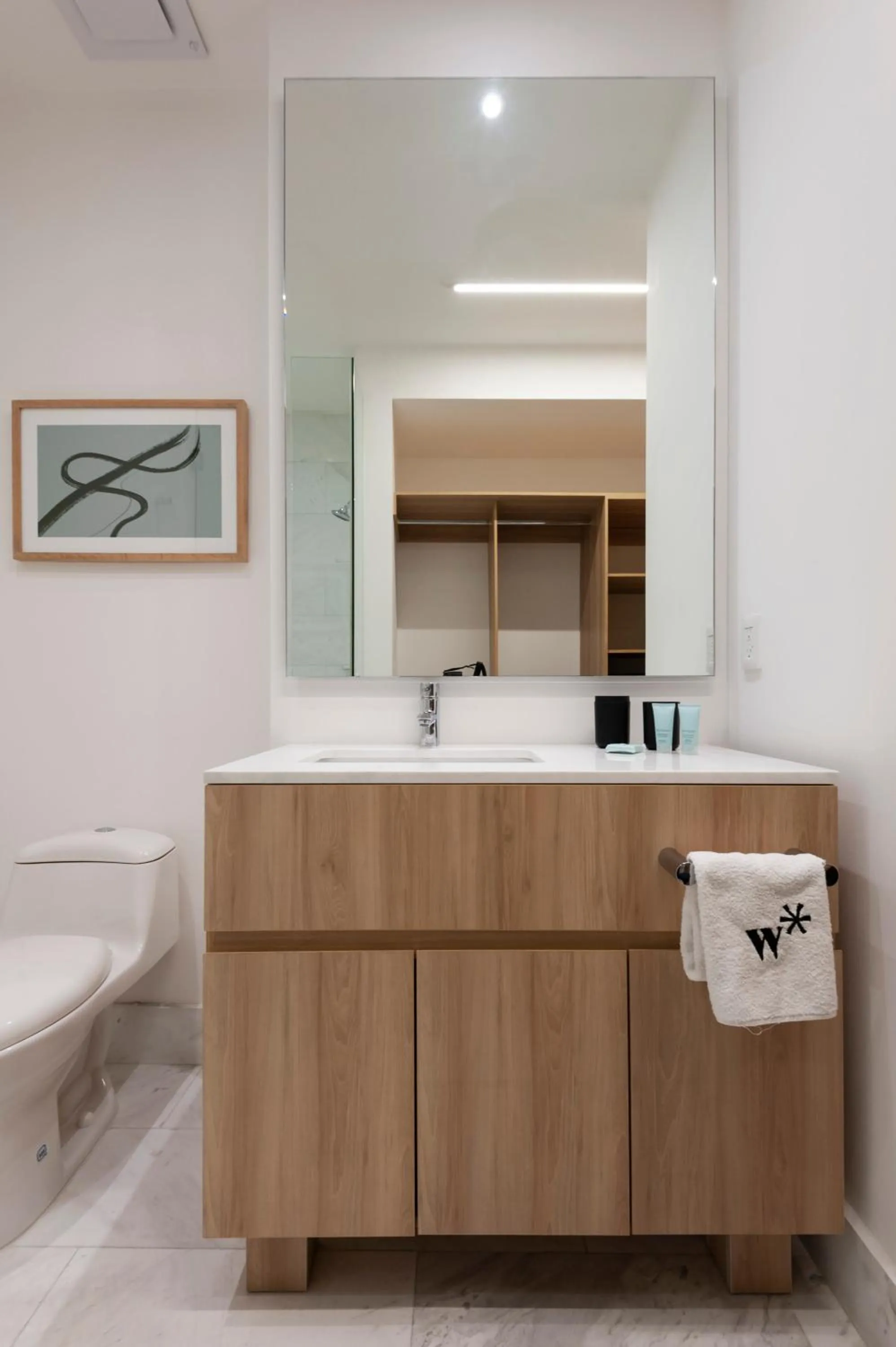 Bathroom in Londres 256 by Wynwood House