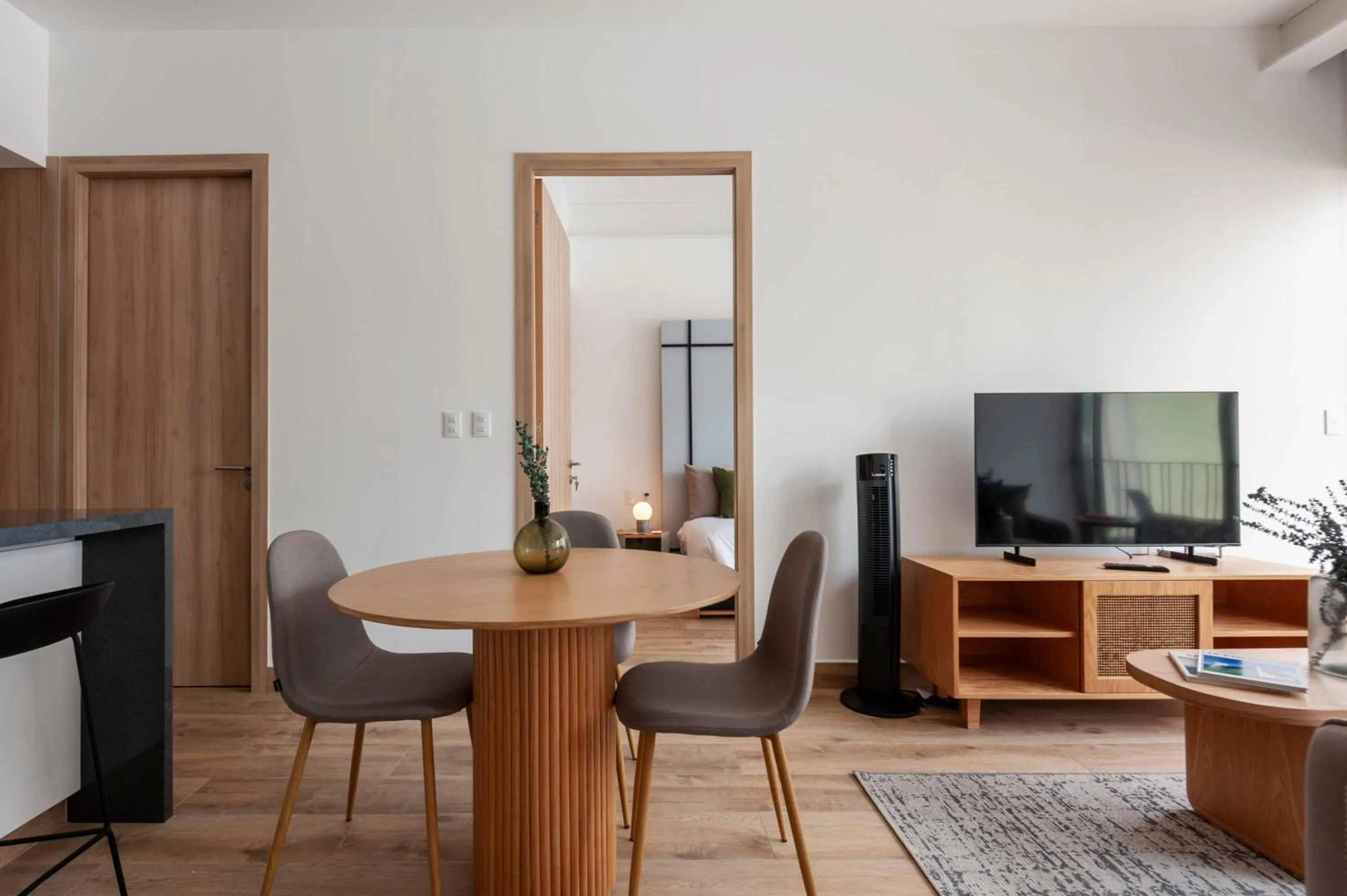 Dining area in Londres 256 by Wynwood House