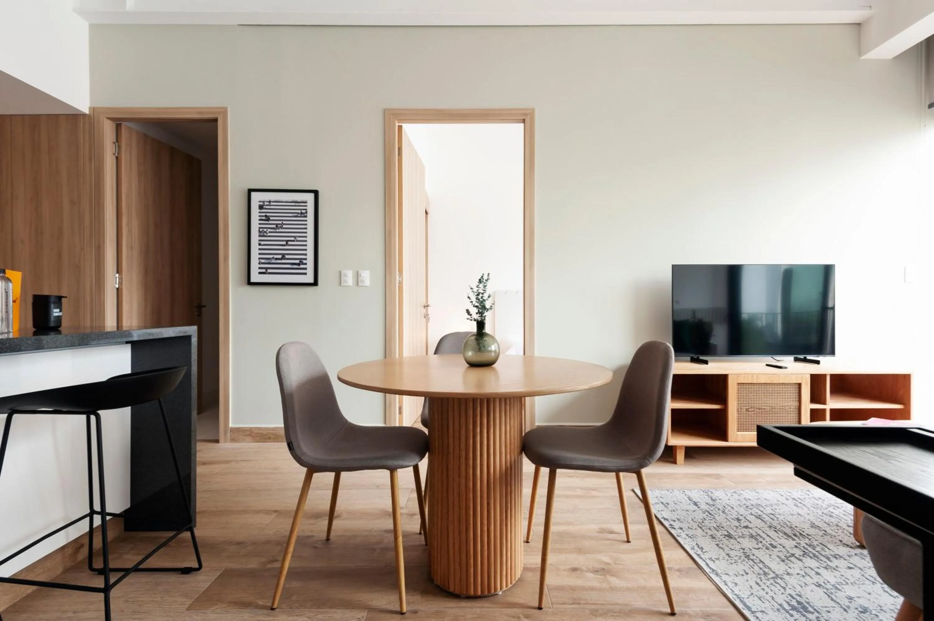 Dining area in Londres 256 by Wynwood House