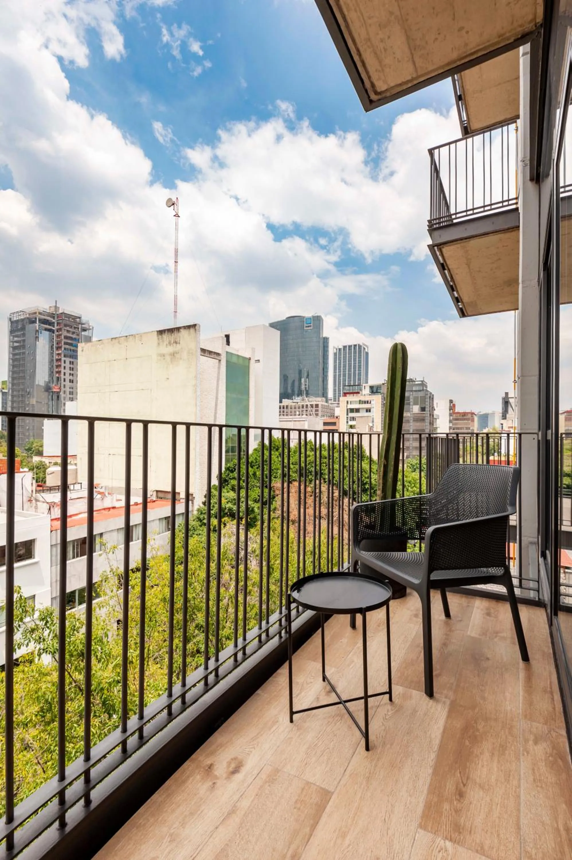 Balcony/Terrace in Londres 256 by Wynwood House