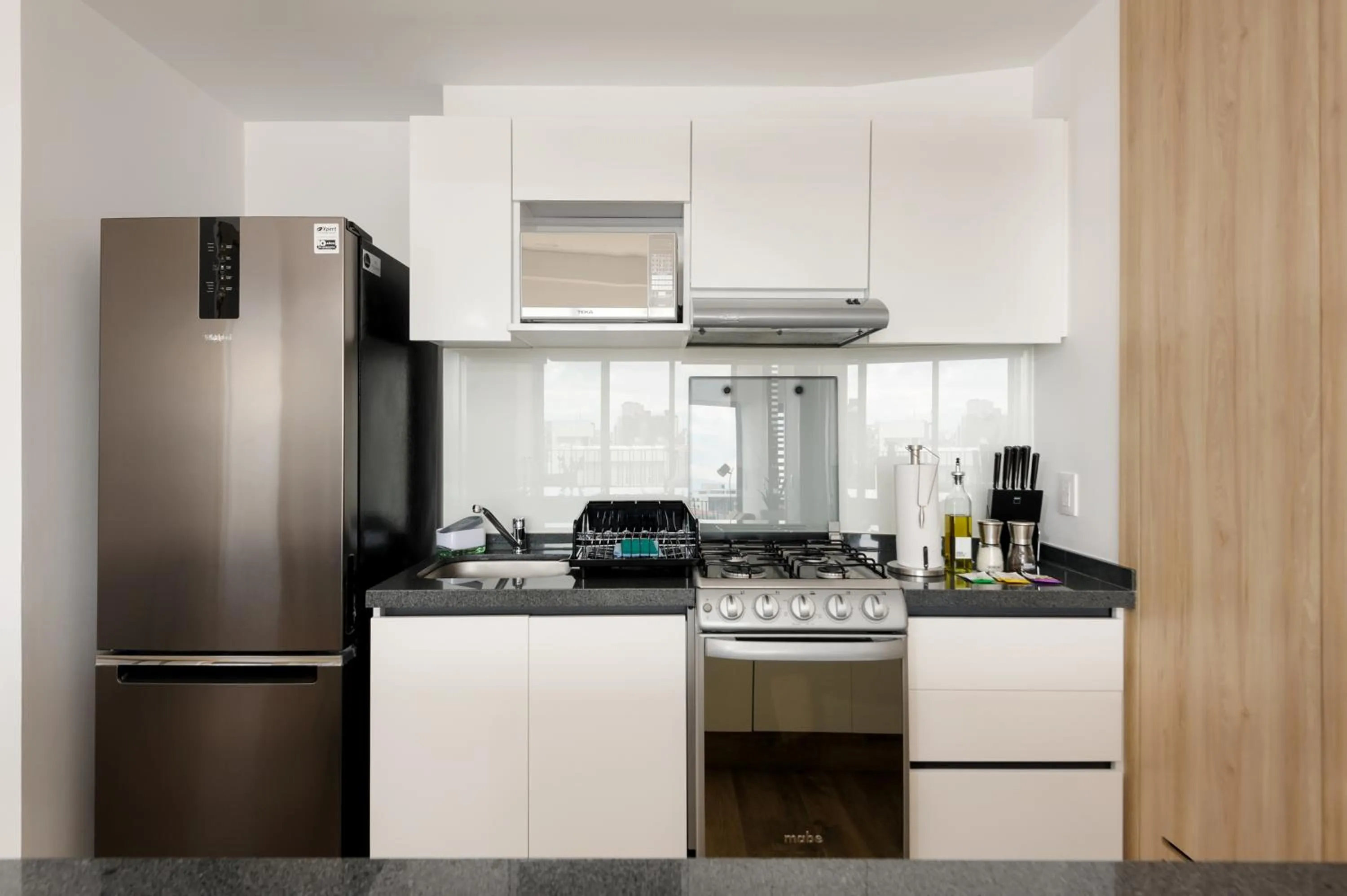 Kitchen or kitchenette in Londres 256 by Wynwood House